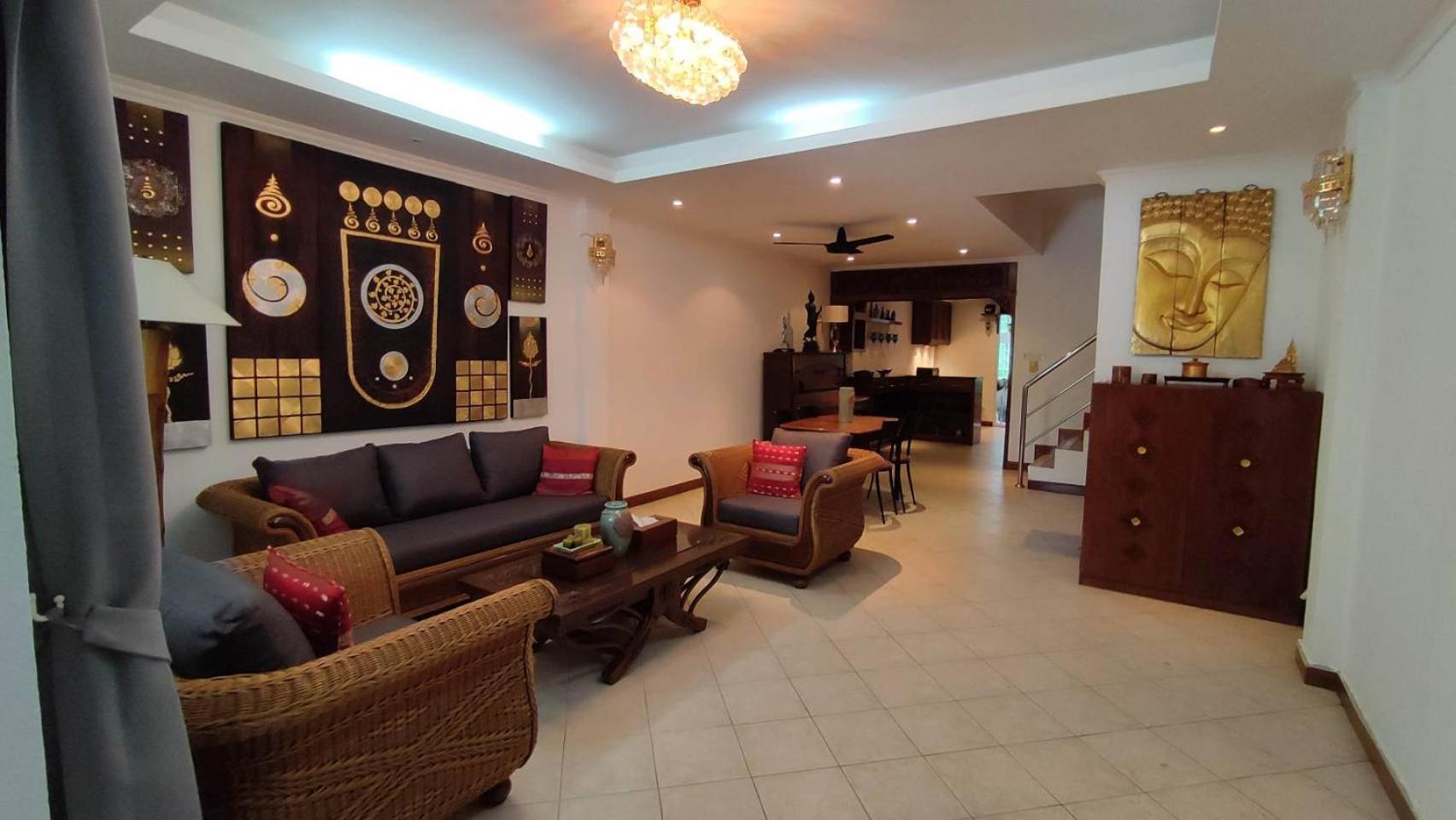 3 Bedrooms In Prathumnak Jomtien Villa