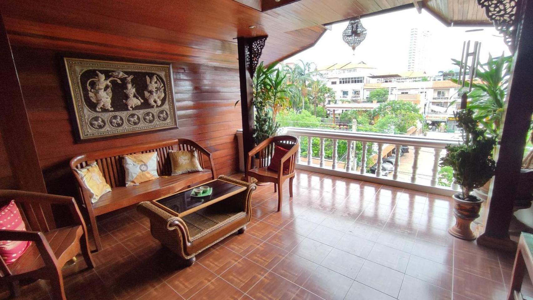 3 Bedrooms In Prathumnak Jomtien Villa Pattaya