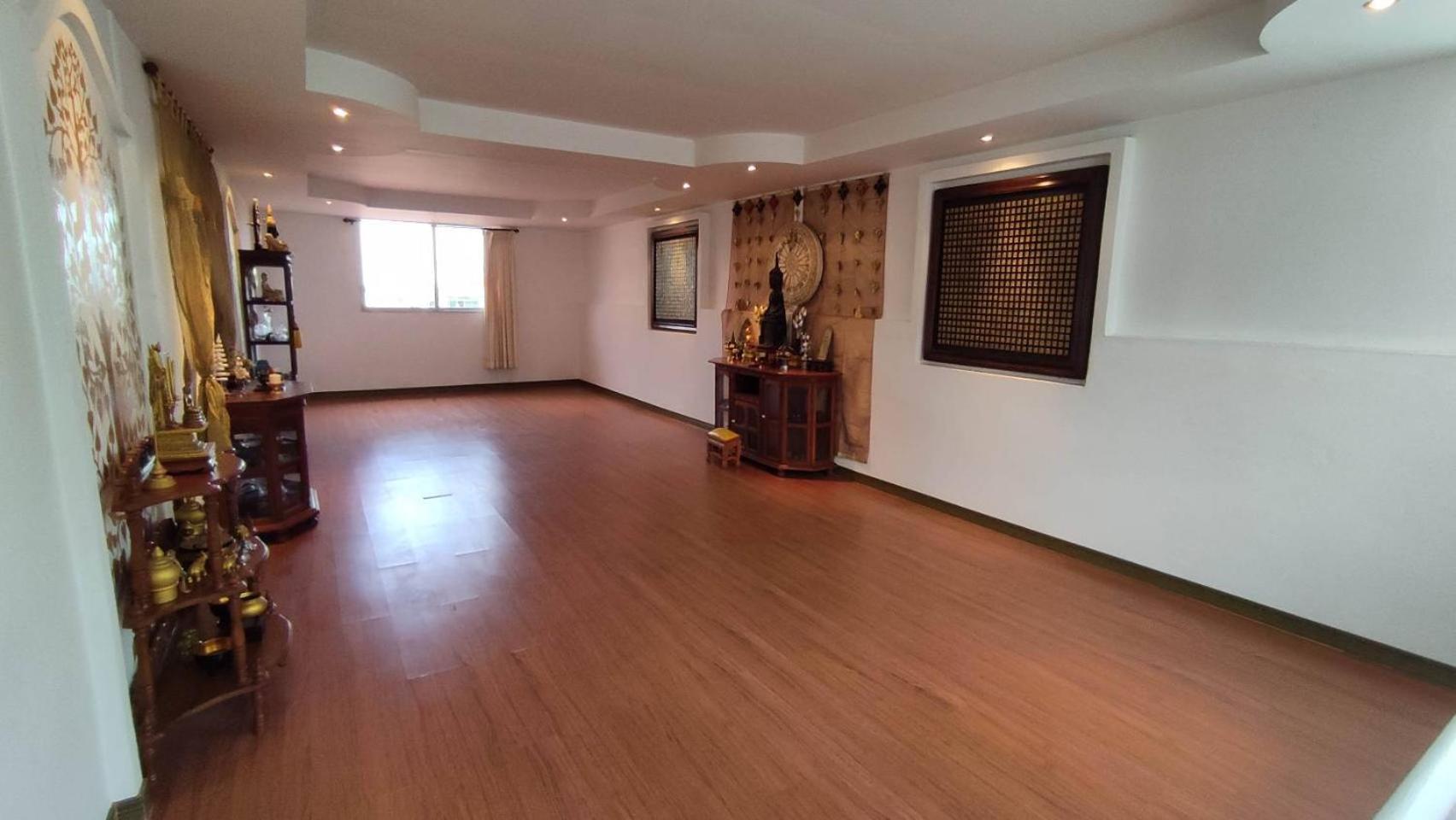 3 Bedrooms In Prathumnak Jomtien Villa Pattaya