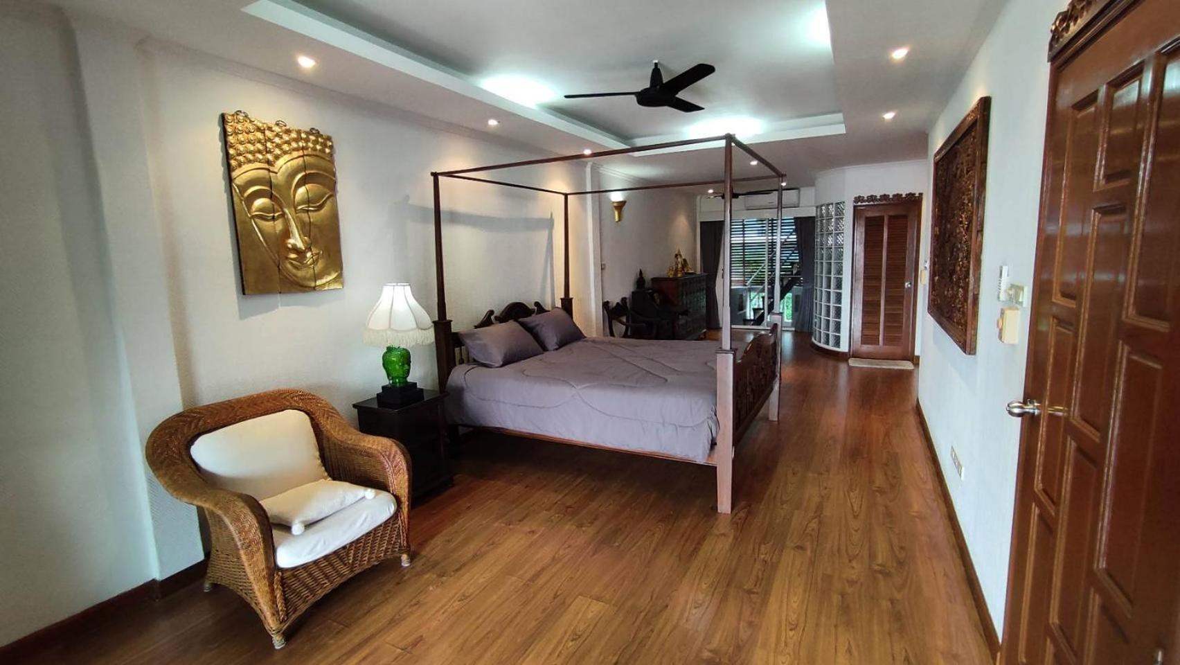 3 Bedrooms In Prathumnak Jomtien Villa Pattaya