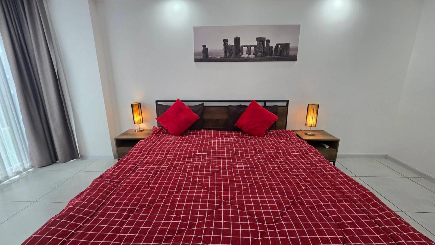 5 Min Walk To Tropical Garden Apartment