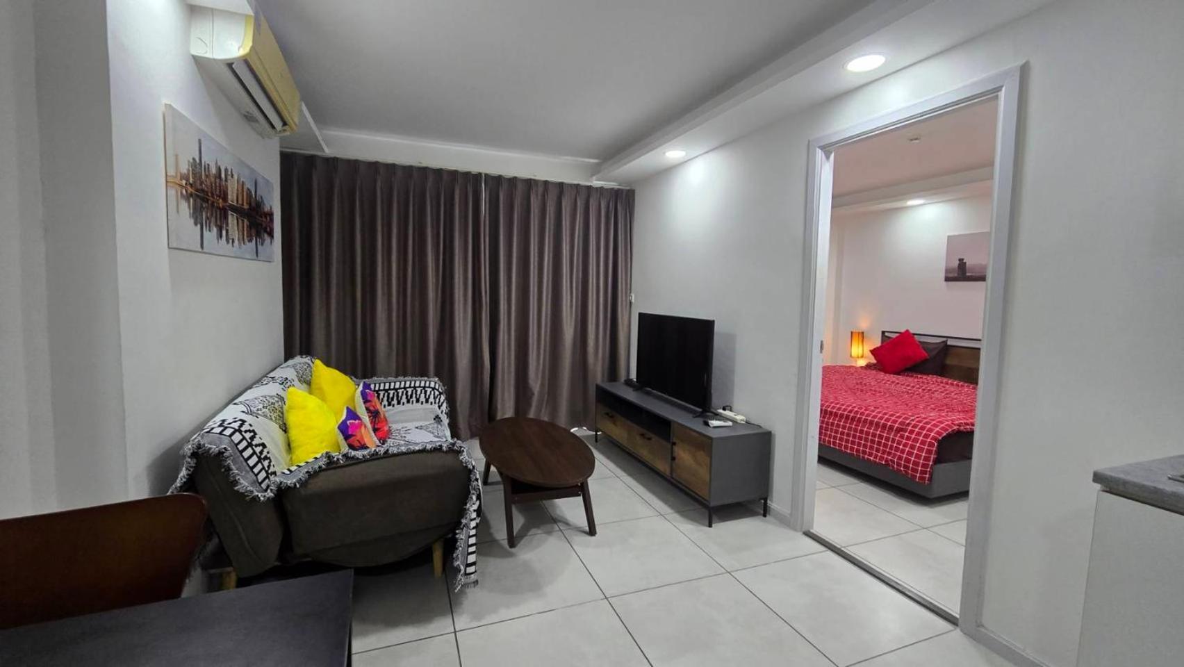 5 Min Walk To Tropical Garden Apartment *
