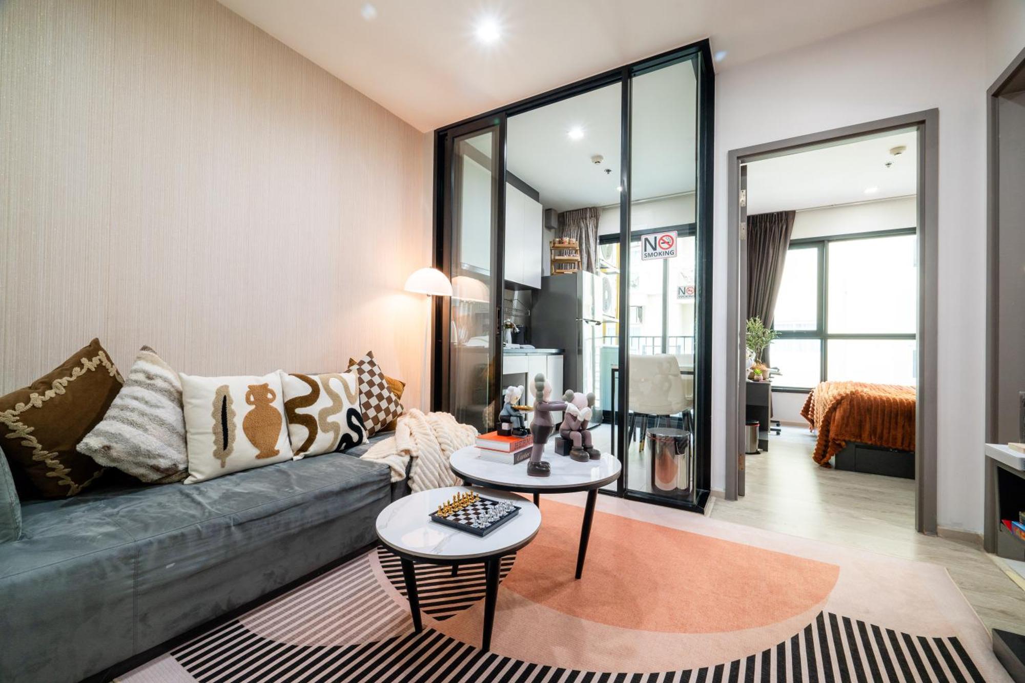Bright Modern 1 Bedroom Chic Design Apartment *