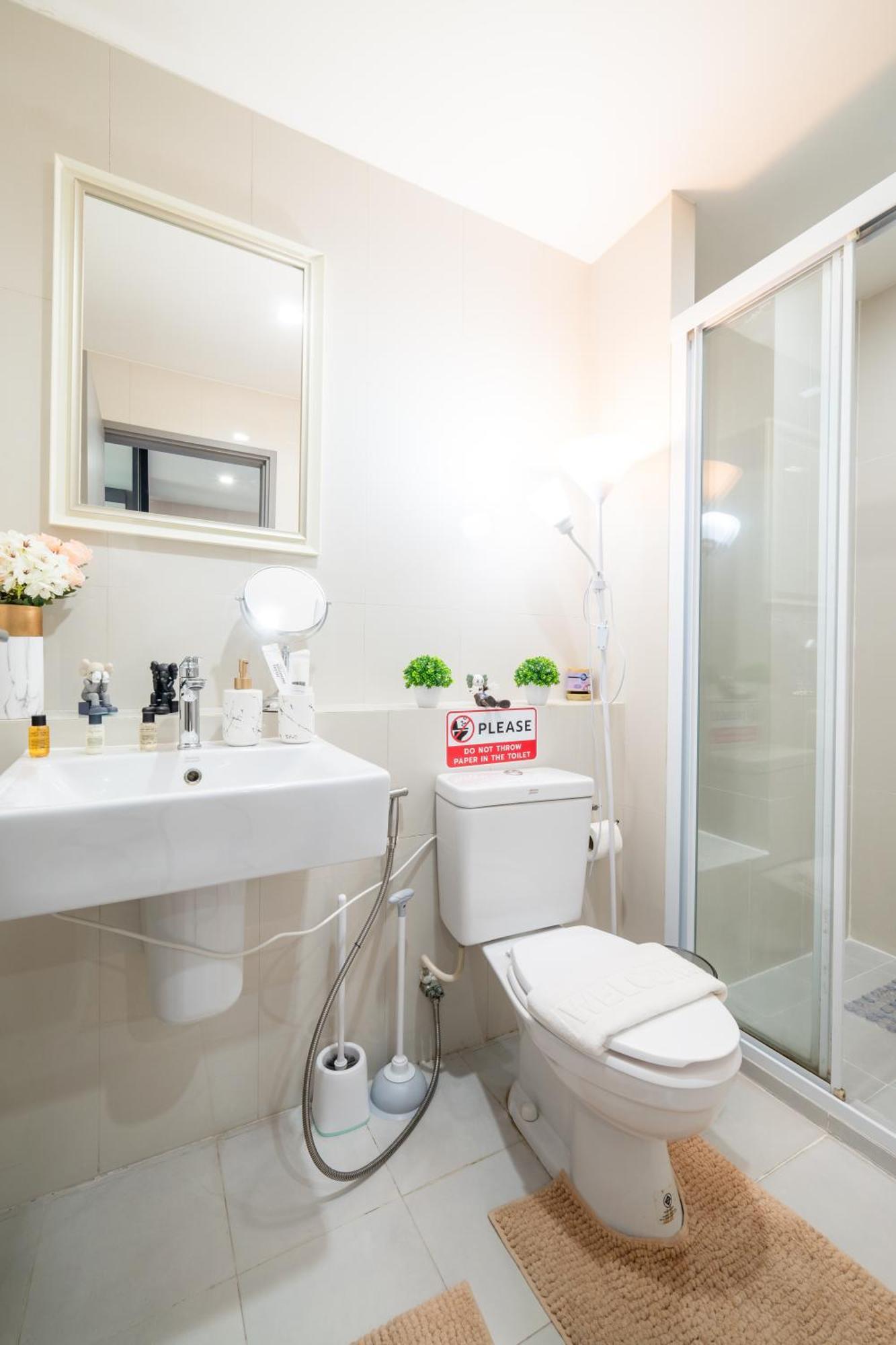 Bright Modern 1 Bedroom Chic Design *