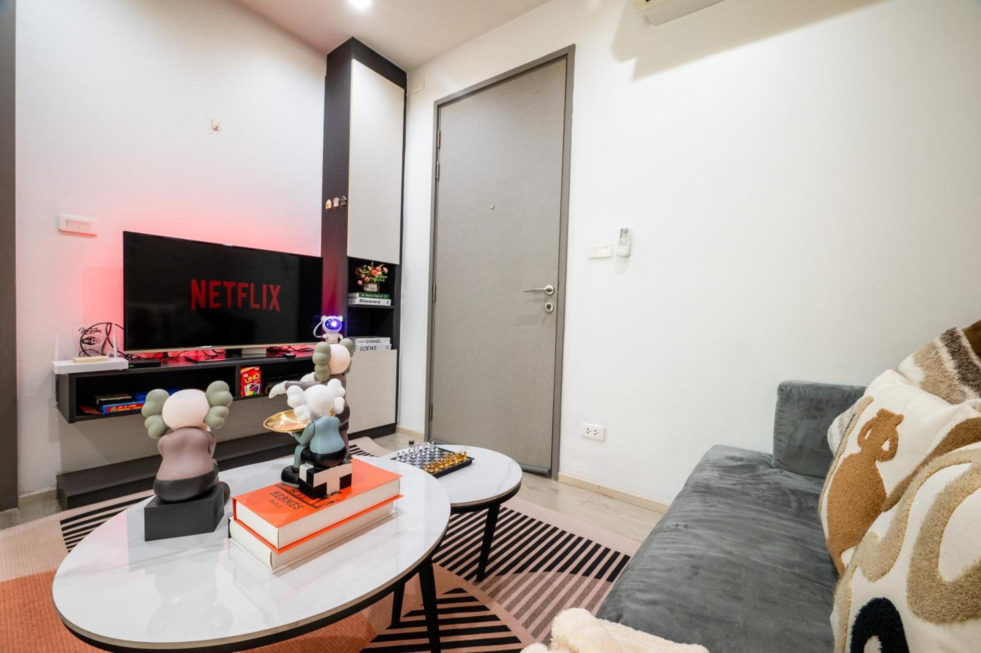 Bright Modern 1 Bedroom Chic Design *