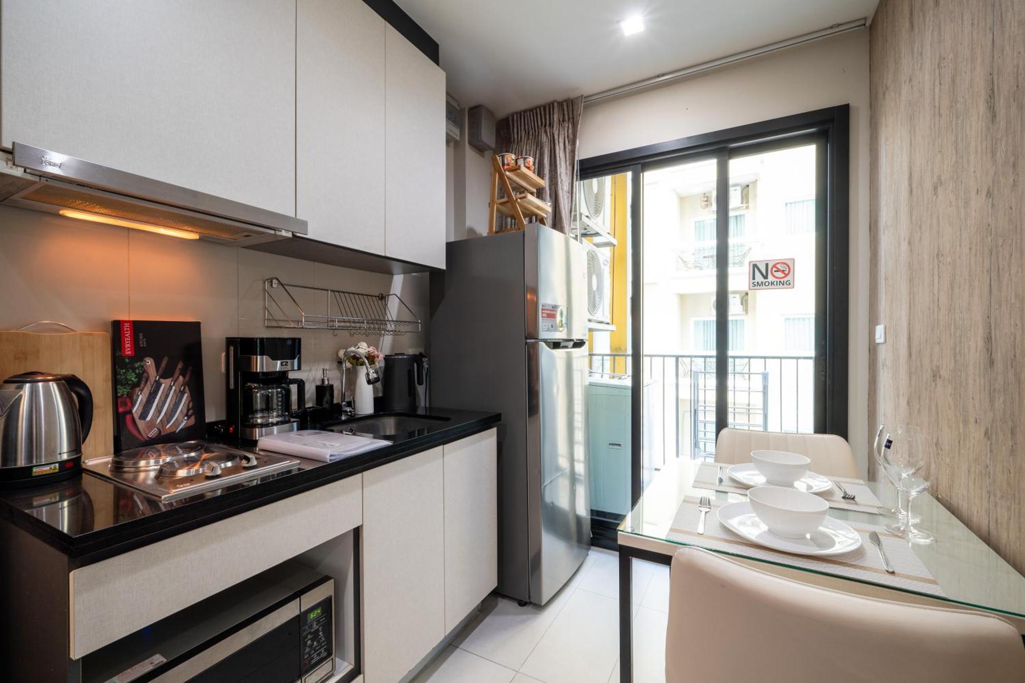 Bright Modern 1 Bedroom Chic Design *