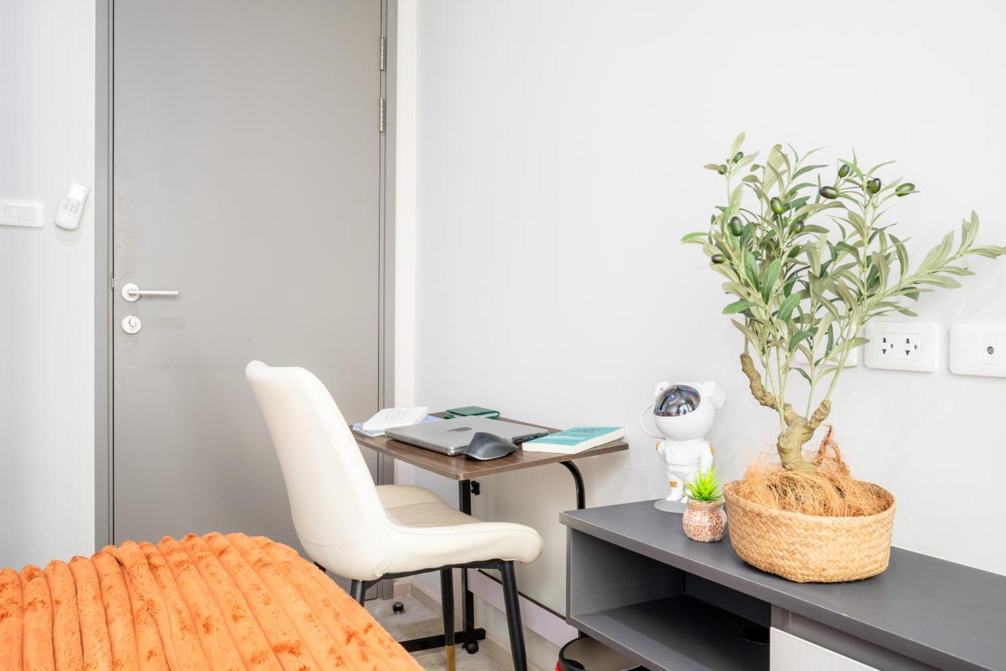 Bright Modern 1 Bedroom Chic Design *