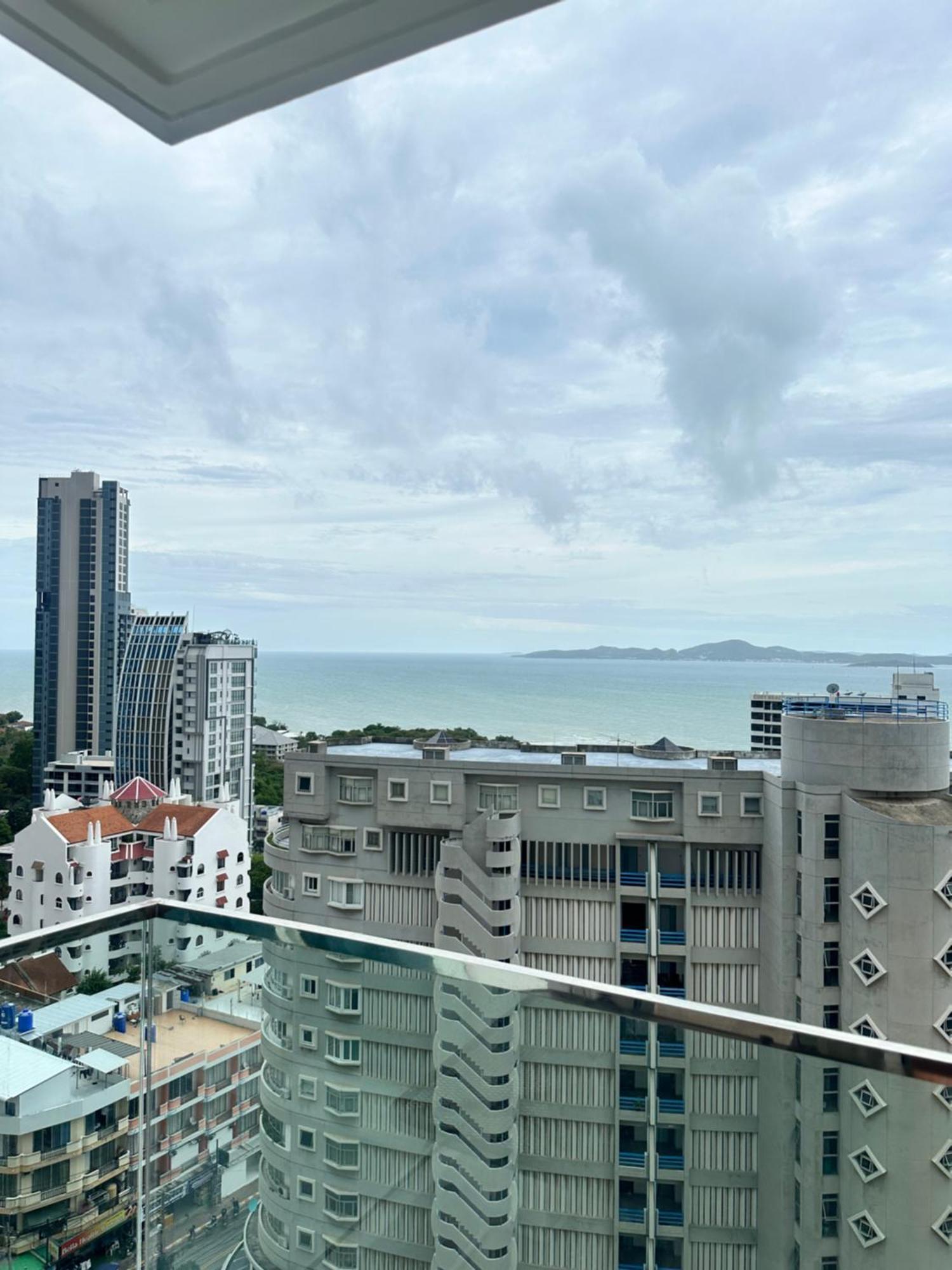 студия в The Cliff Apartment