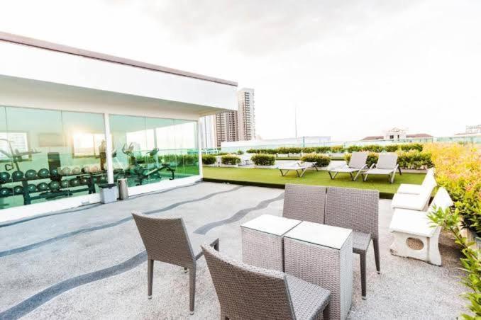 Apartment Club Royal Hideaway Steps From Private Pattaya