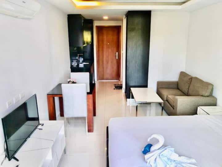 Club Royal Hideaway Steps From Private Apartment Pattaya