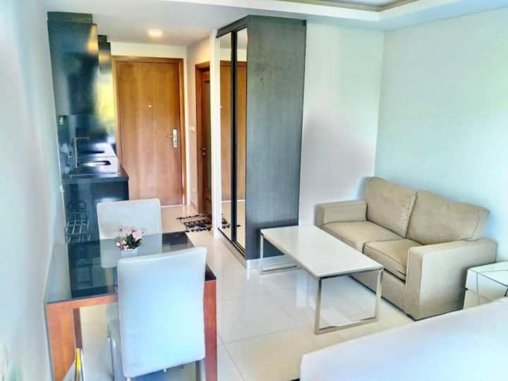 Club Royal Hideaway Steps From Private Pattaya