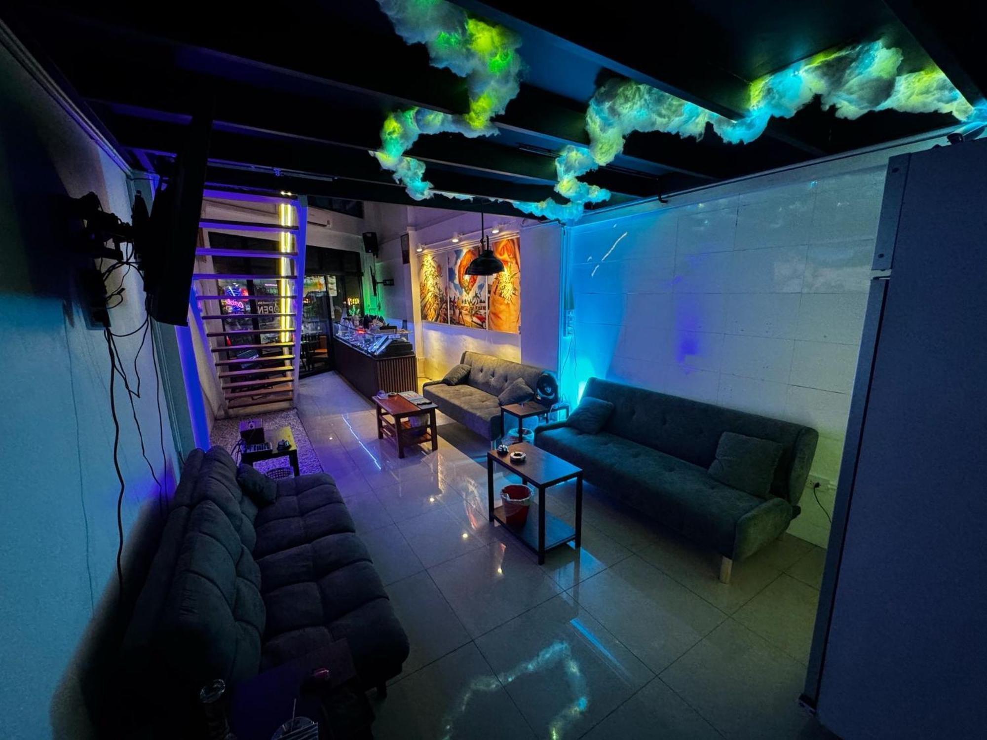 W33d Gallery Guest house Pattaya