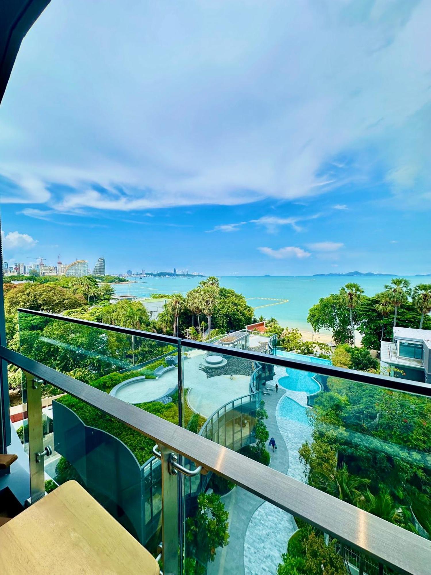 Arom Wongamat Luxury Boutique Beachfront In North Pattaya, 702 Apartment *