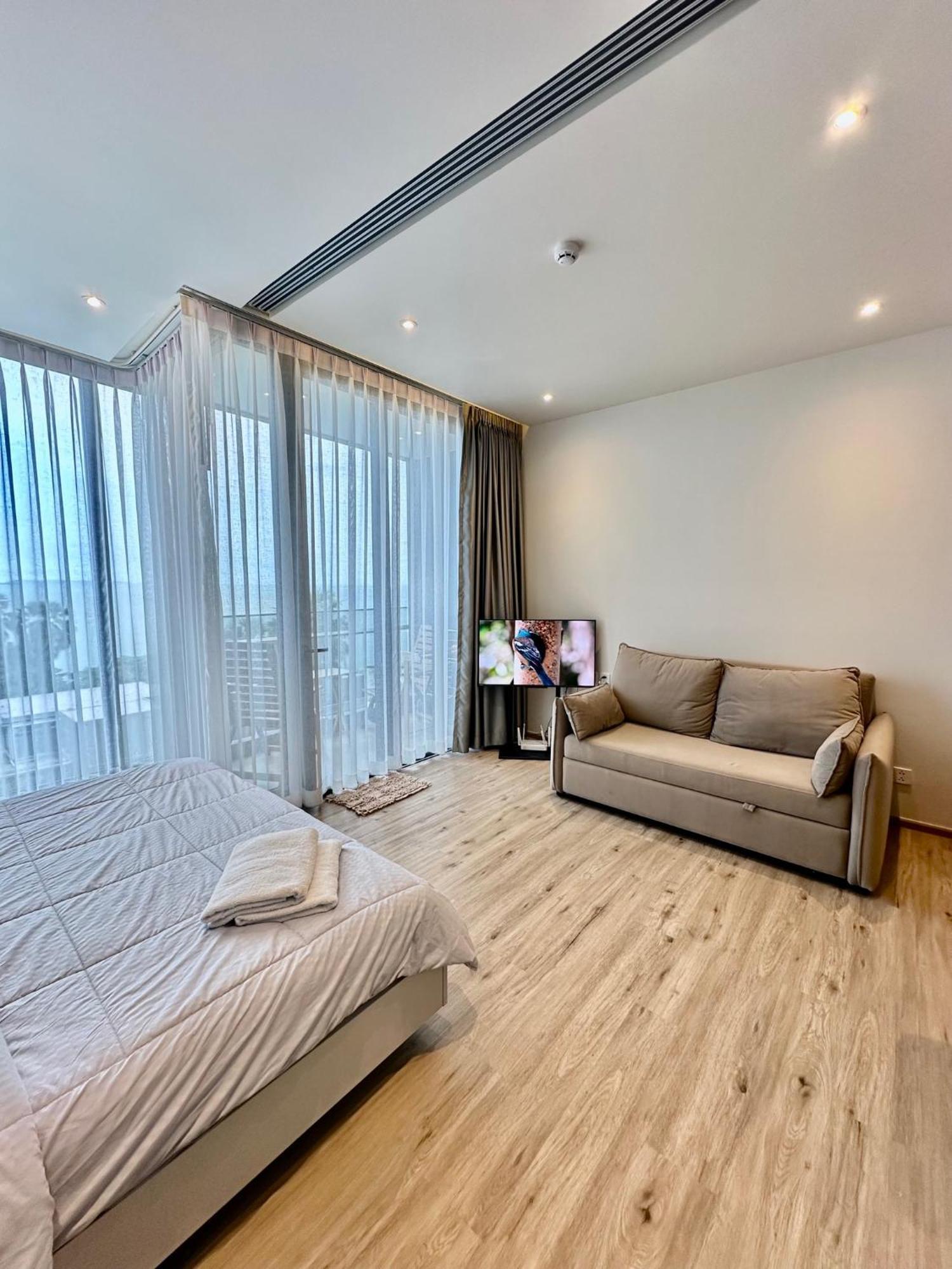 Arom Wongamat Luxury Boutique Beachfront In North Pattaya, 702 Apartment