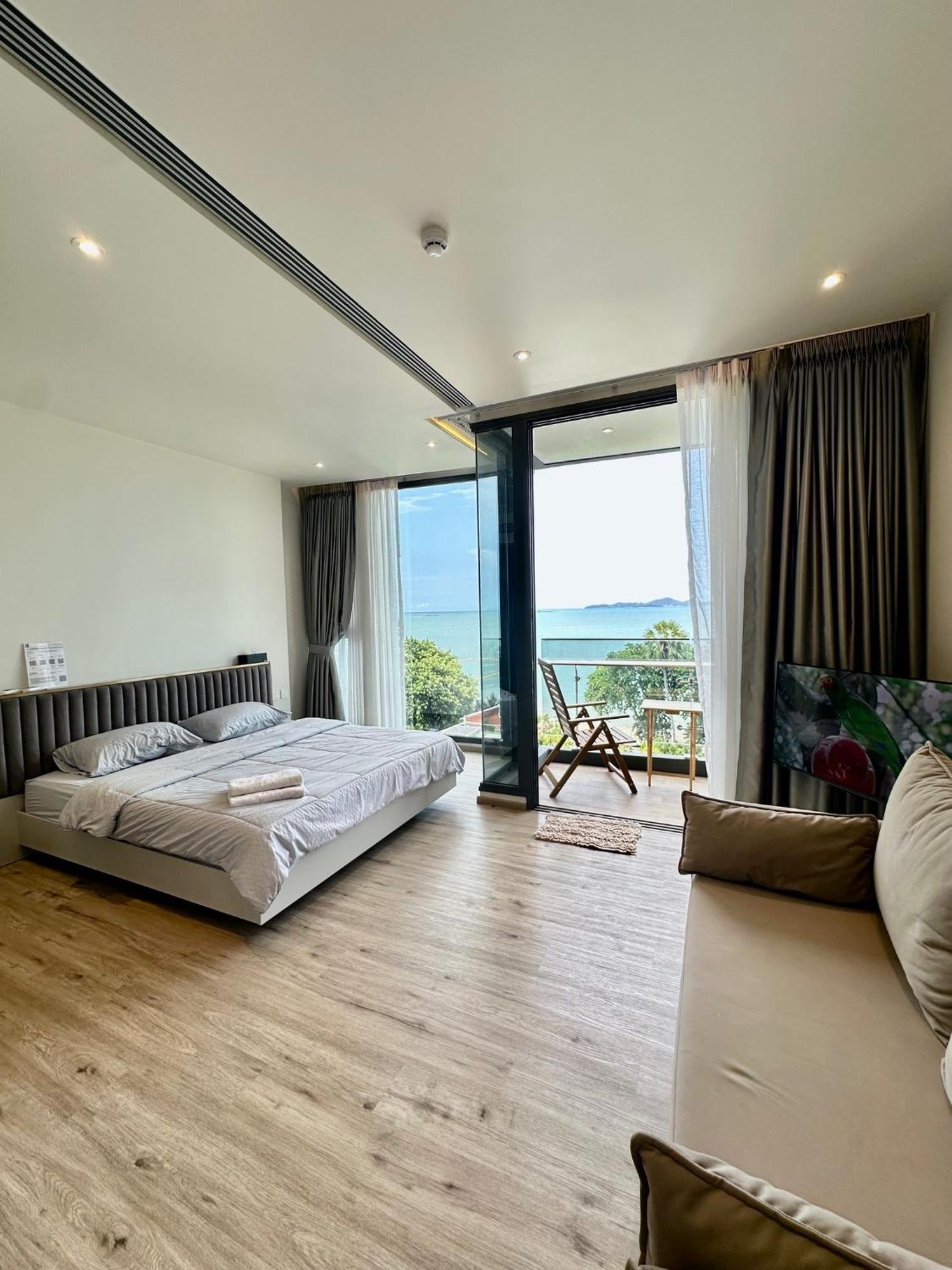 Arom Wongamat Luxury Boutique Beachfront In North Pattaya, 702 Apartment