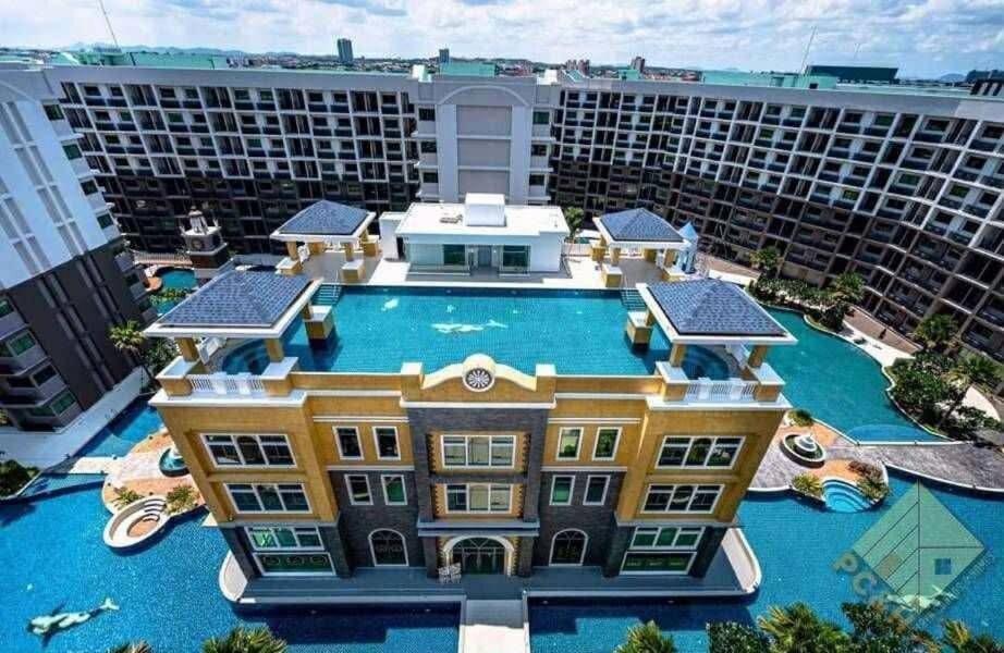 Arcadia Continental - Floor - Pool View *