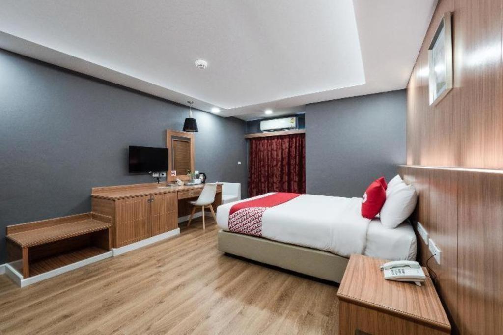 Oyo 1126 Curve Boutique Hotel 3*