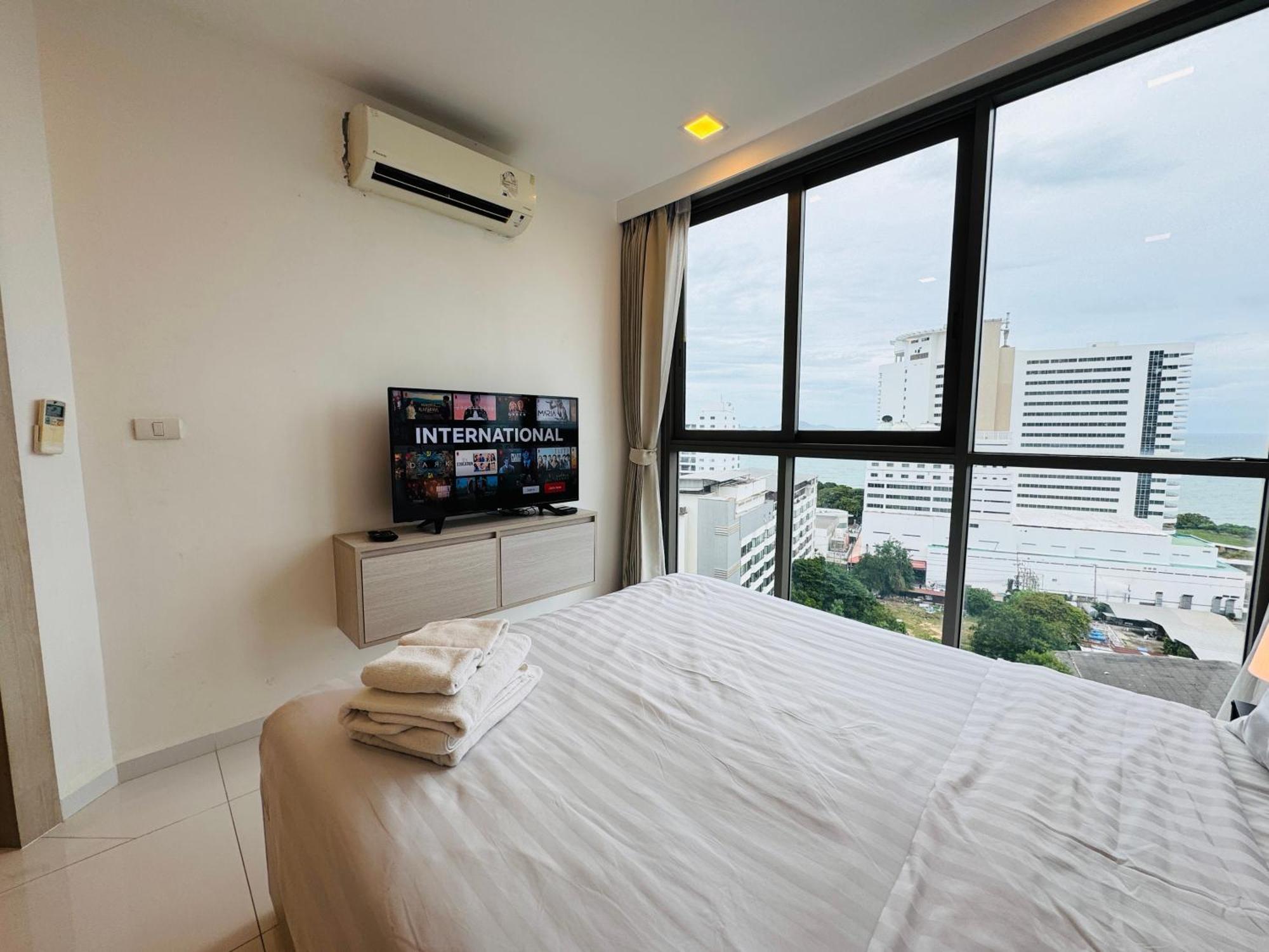 Pattaya, 1 Bed , Cozy , Near , Fast Wifi Apartment *