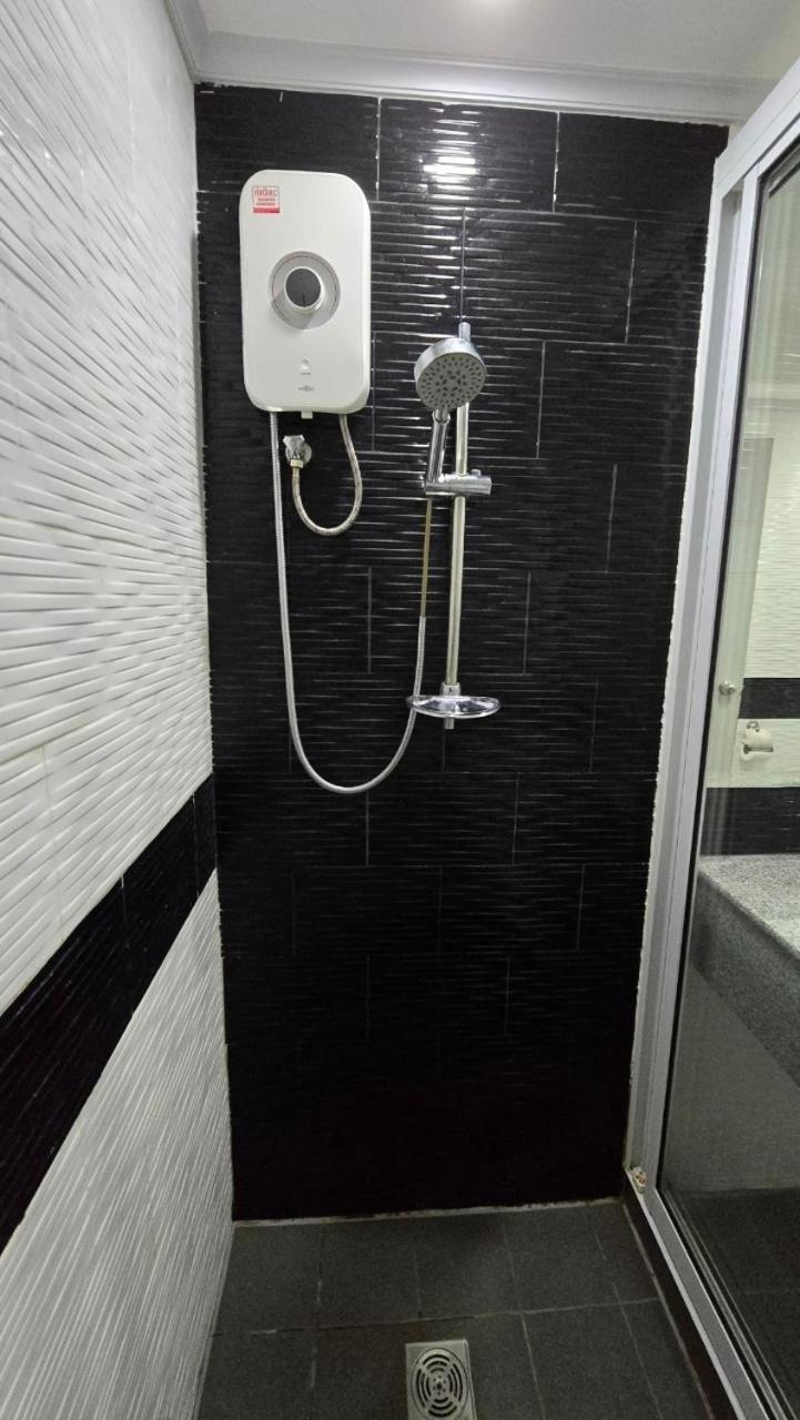 5 Min Walk To Tropical Garden Apartment