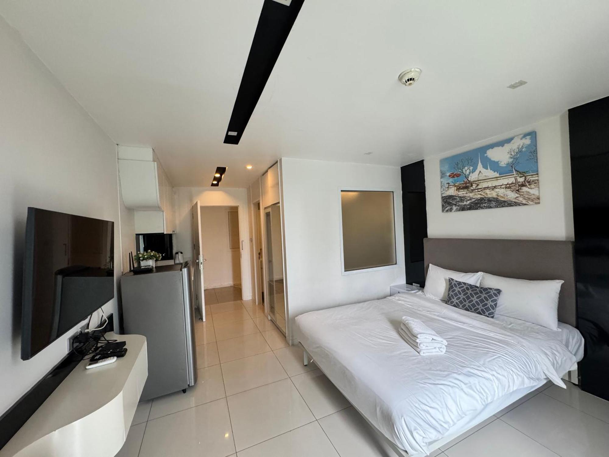 Apartment Center & Hot Hot Hot *