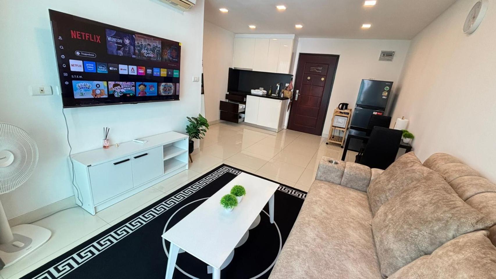 Park Royal 3, Pratamnak Soi 6, * Pattaya