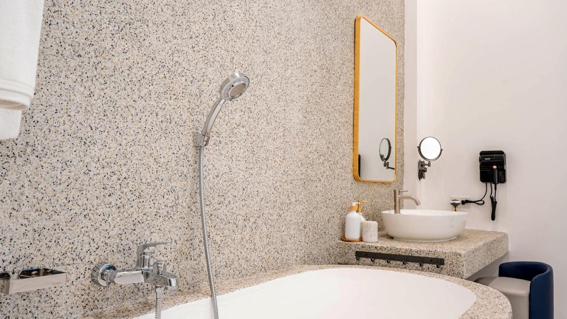 Downtown Oasis 芭提雅市中心独栋泳池别墅 A 5卧6卫 Ktv Bbq 芭提雅海滩步行街500m *