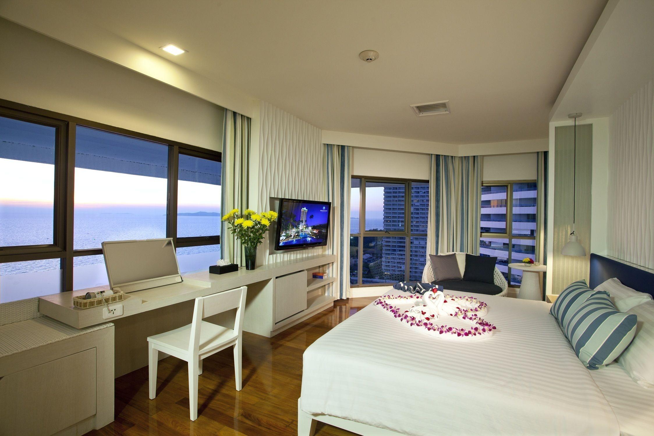 Jomtien Palm Beach Hotel & Resort - Family-Friendly 4* Pattaya