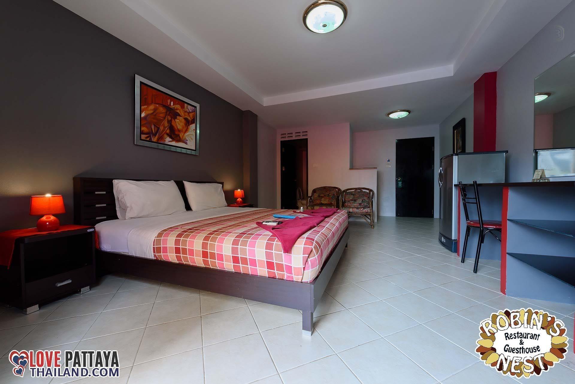 Robin's Nest & Restaurant Guest house Pattaya