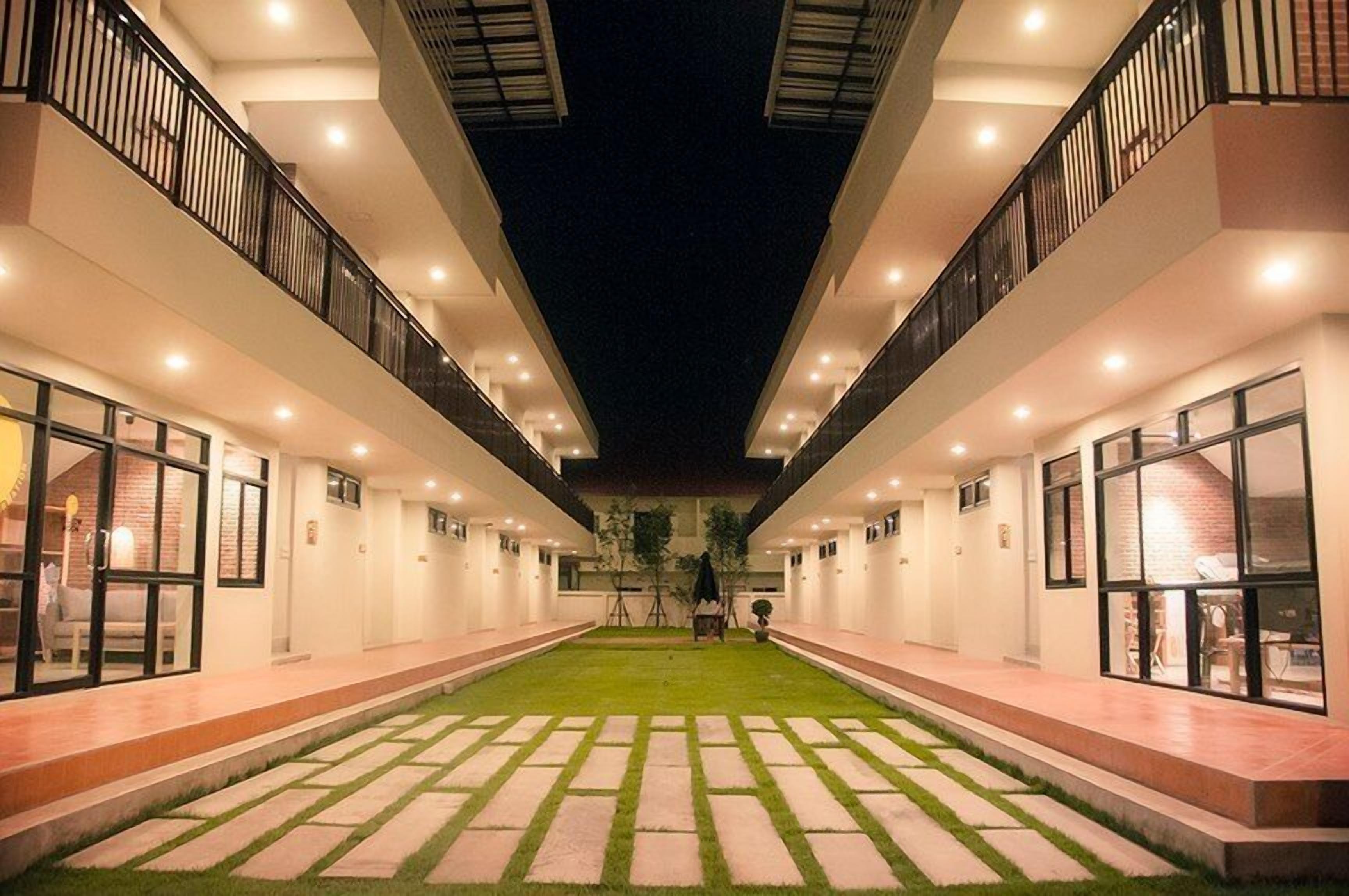 Hotel Yellow Moon 2*