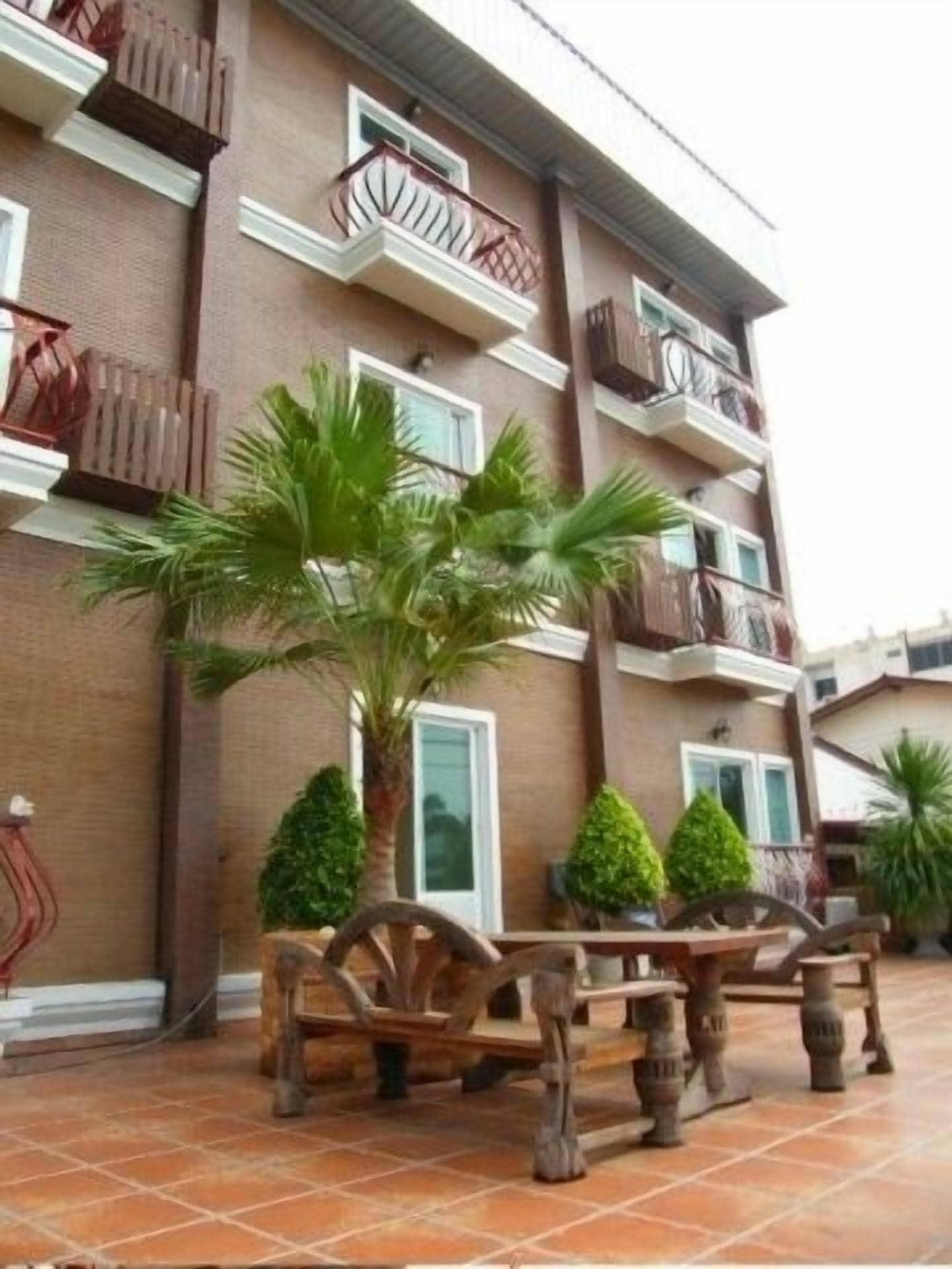 The Red Balcony Inn Pattaya