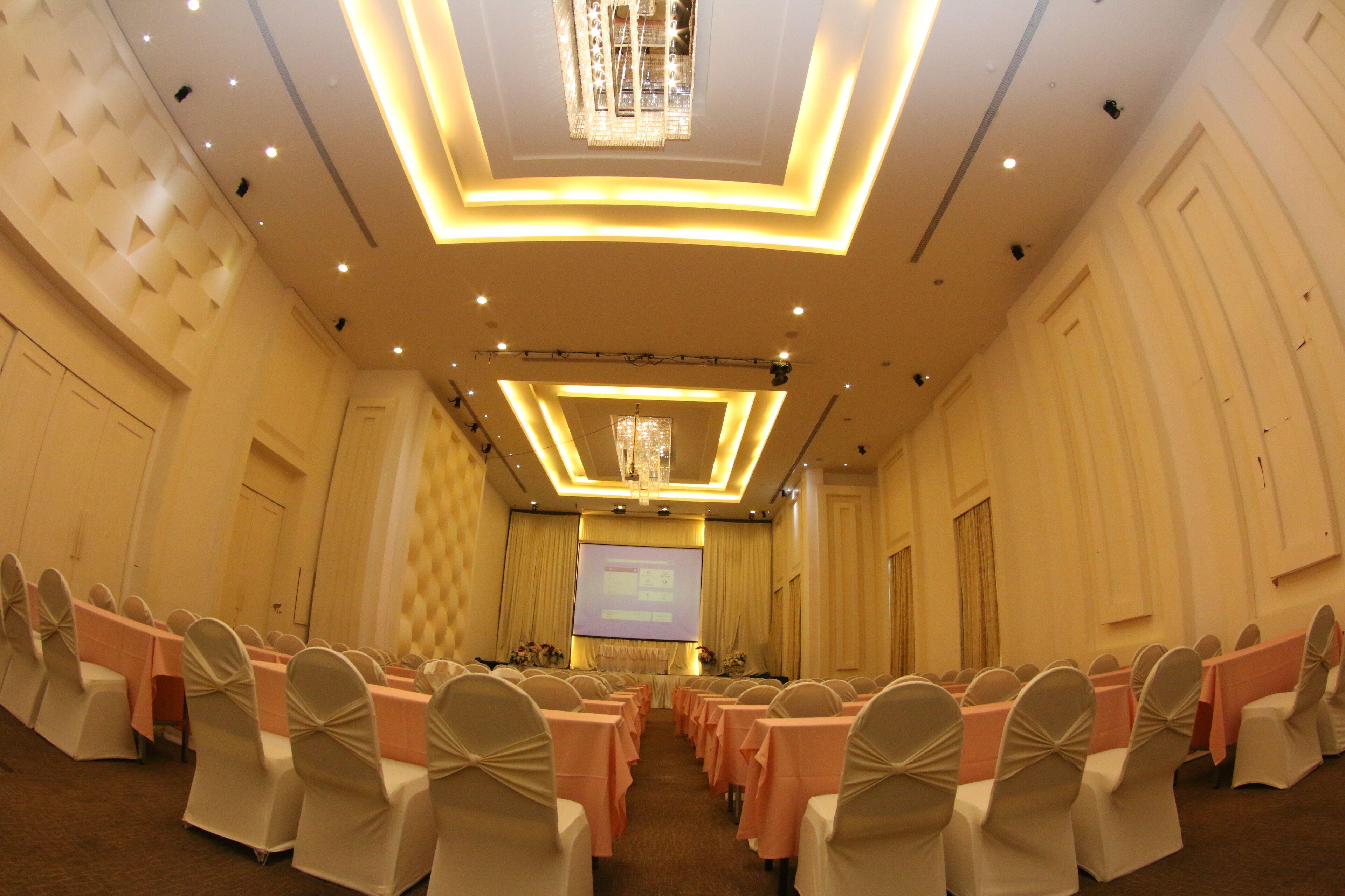 Crystal Palace Luxury Hotel 5*