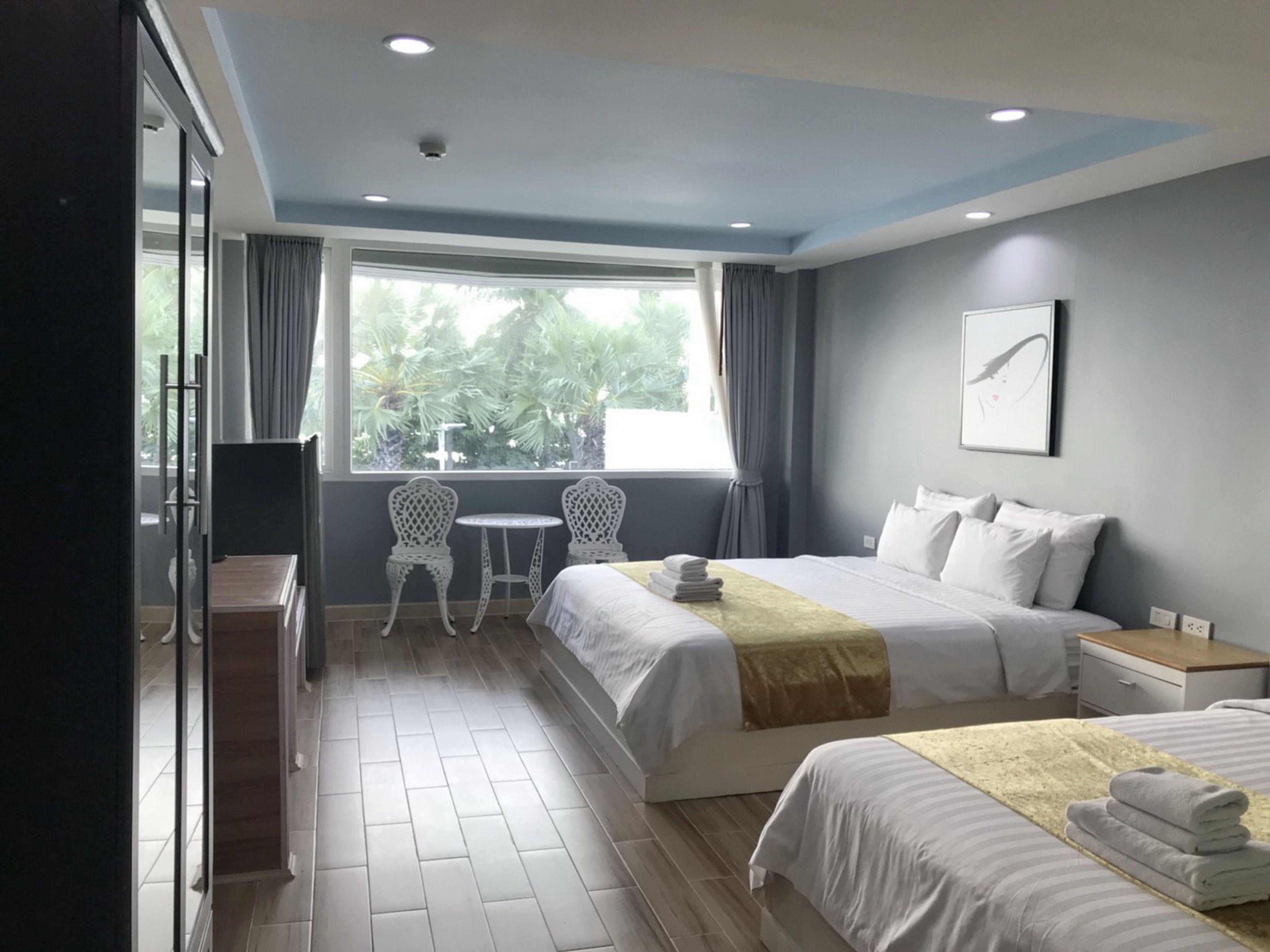 The Front Resort, 3*