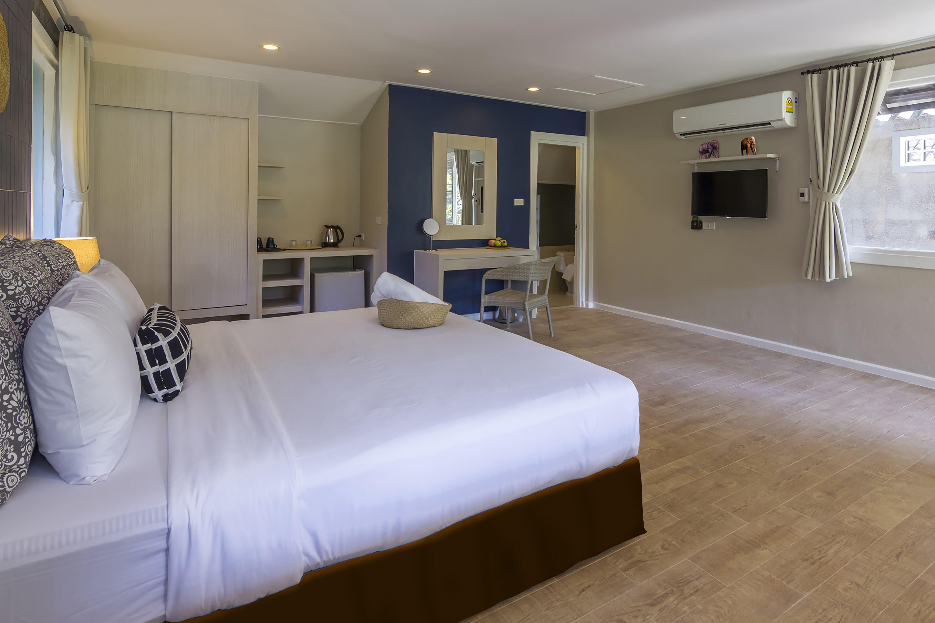 Hotel Let's Hyde & - Pool