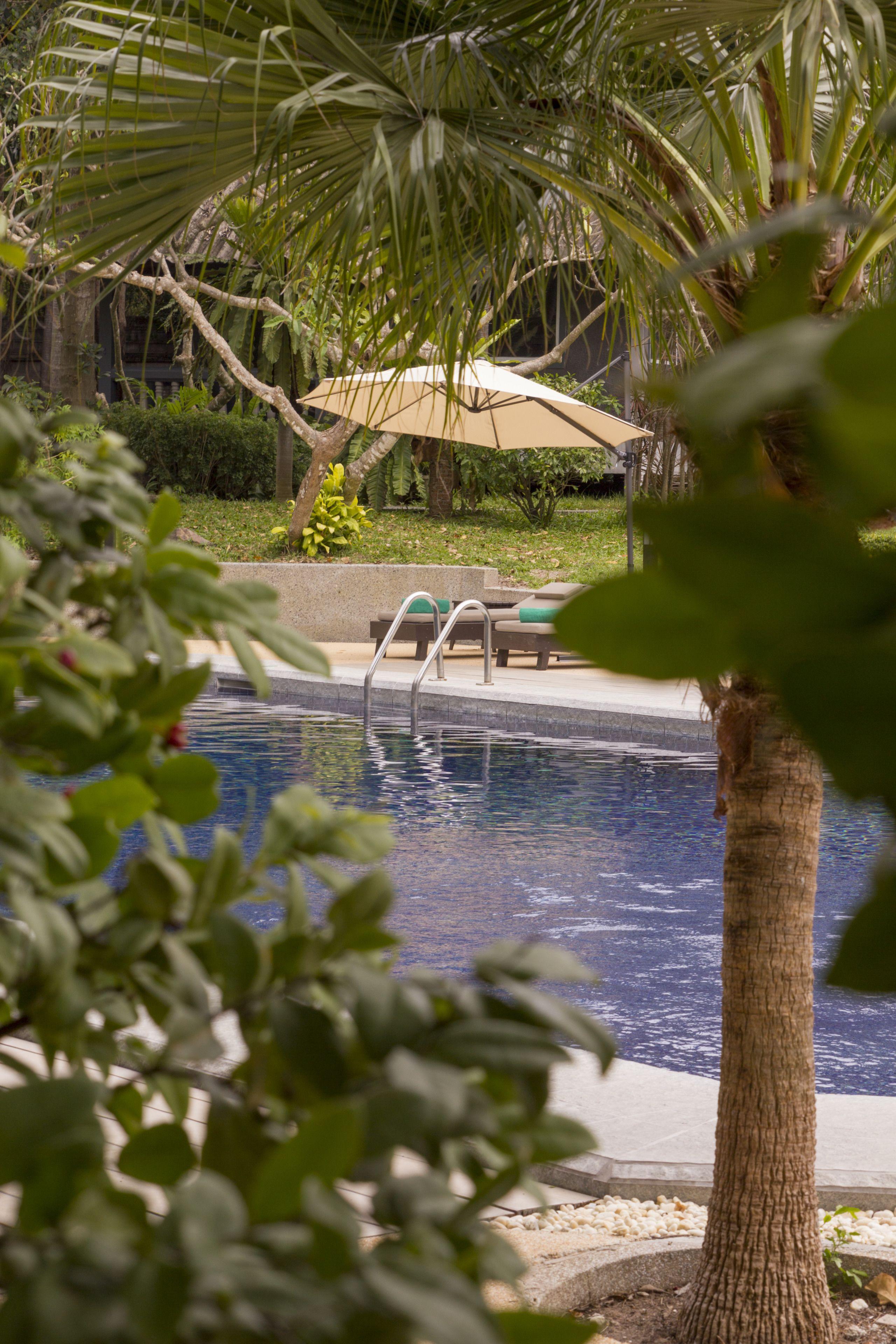 Let's Hyde & - Pool Hotel