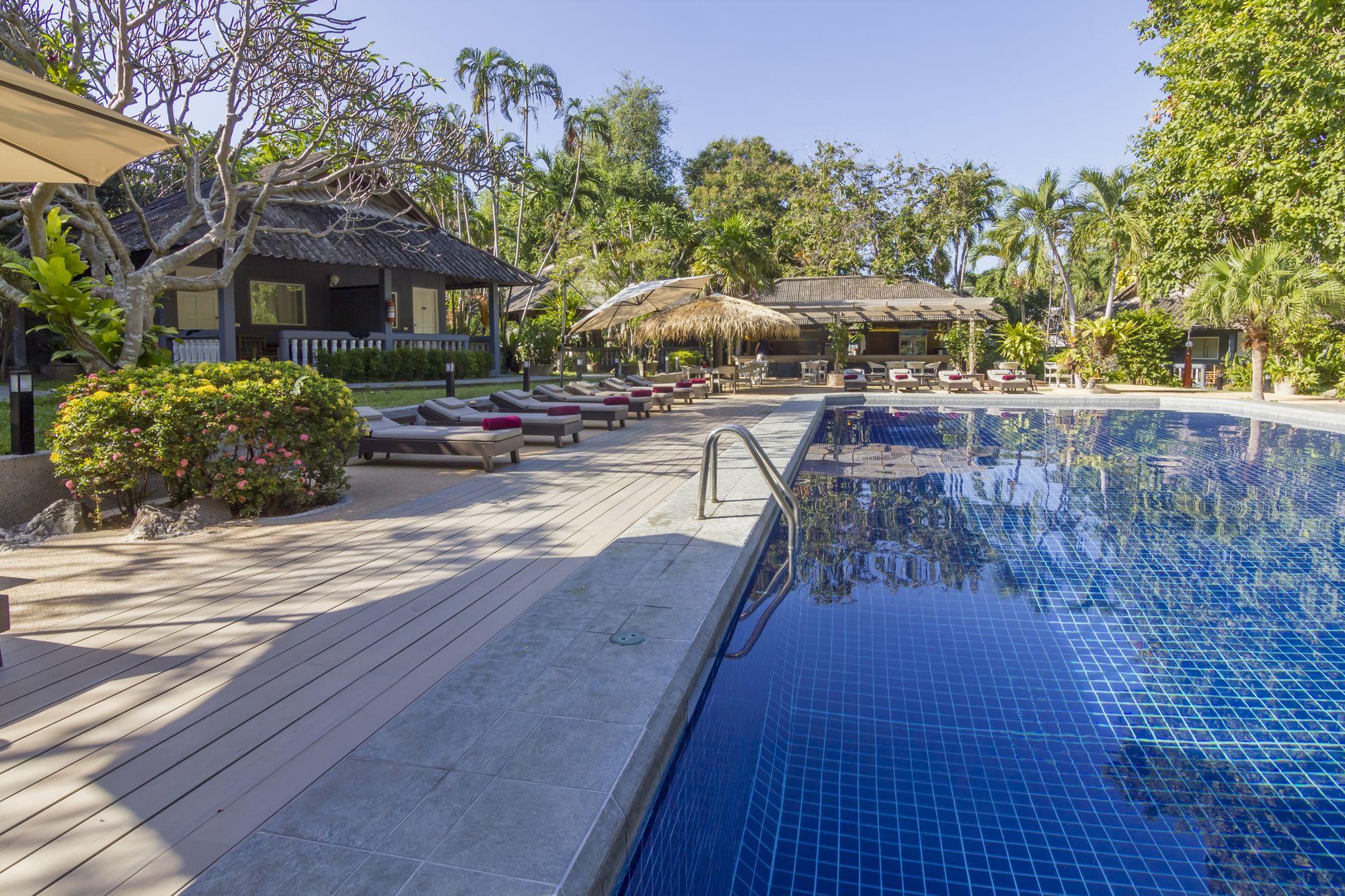 Let's Hyde & - Pool Hotel