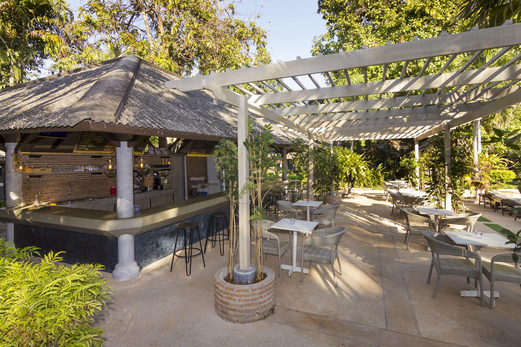 Let's Hyde & - Pool 4*