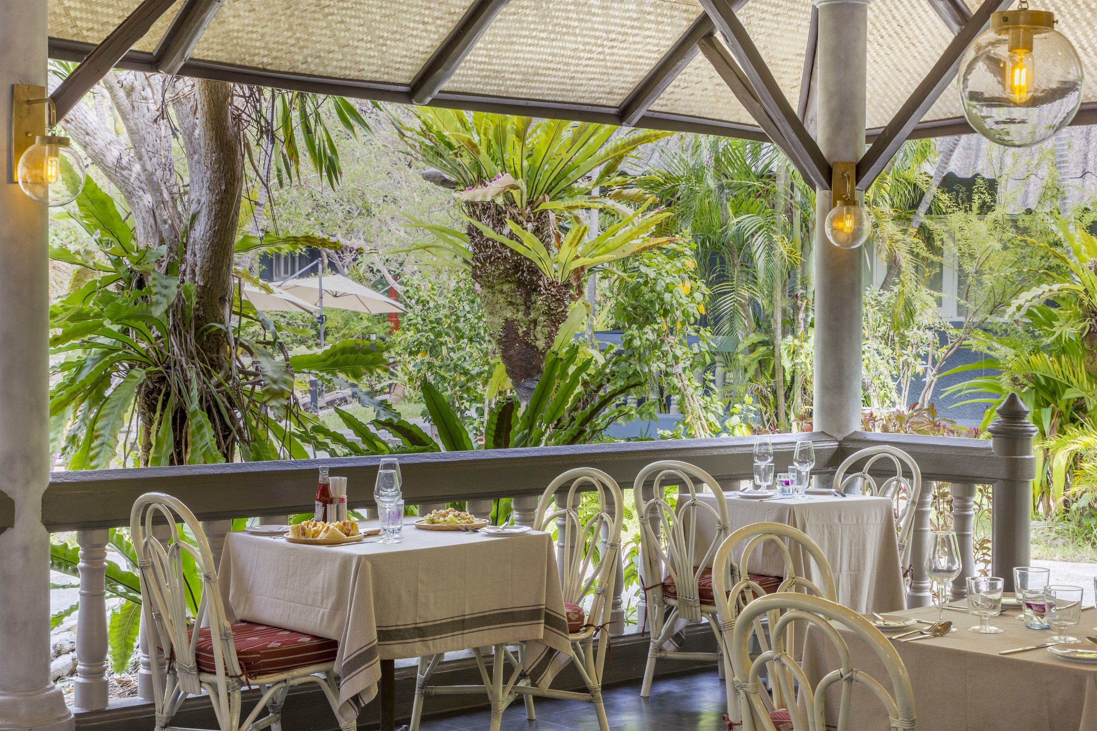 Let's Hyde & - Pool 4*