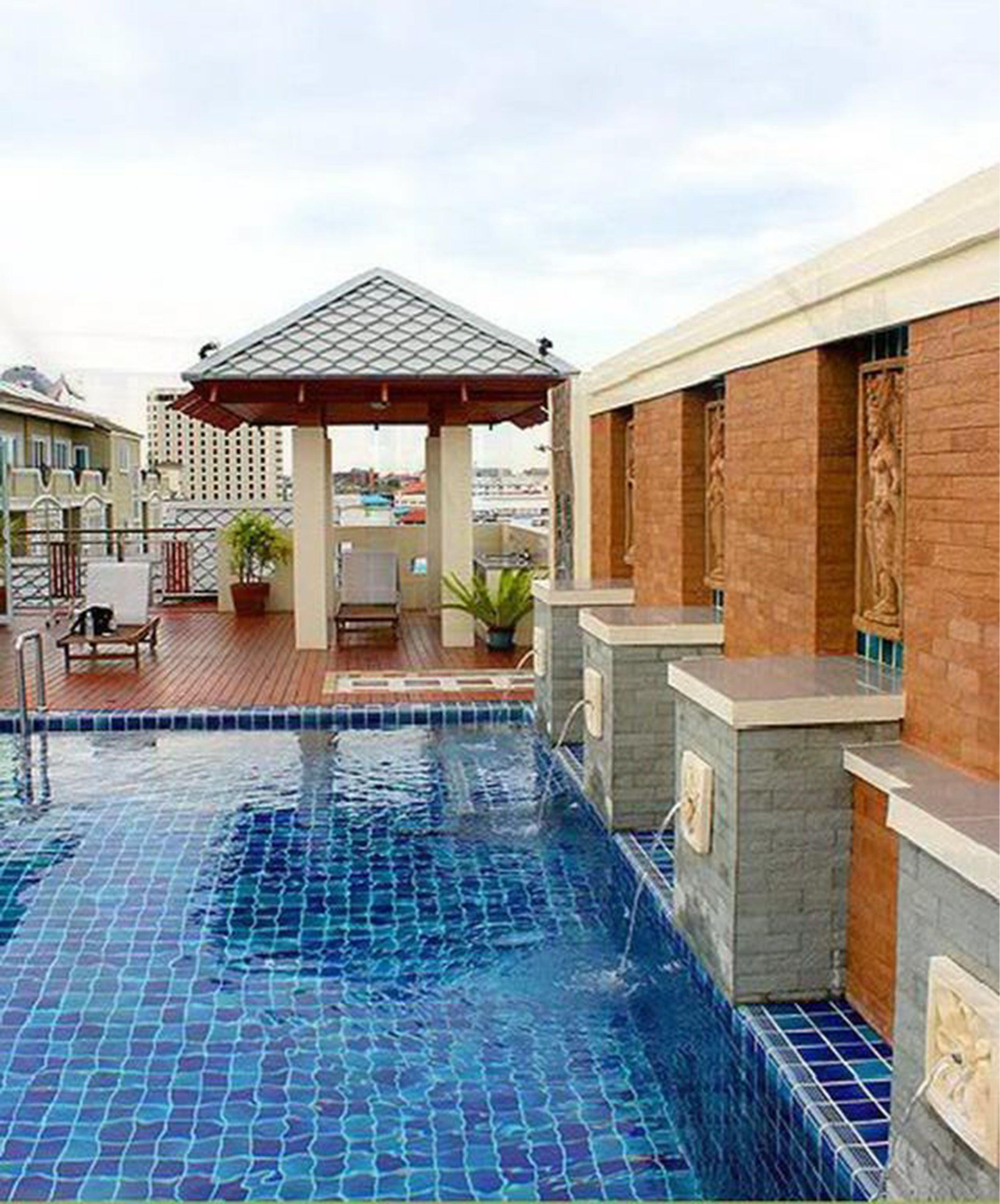 โรงแรม D 2