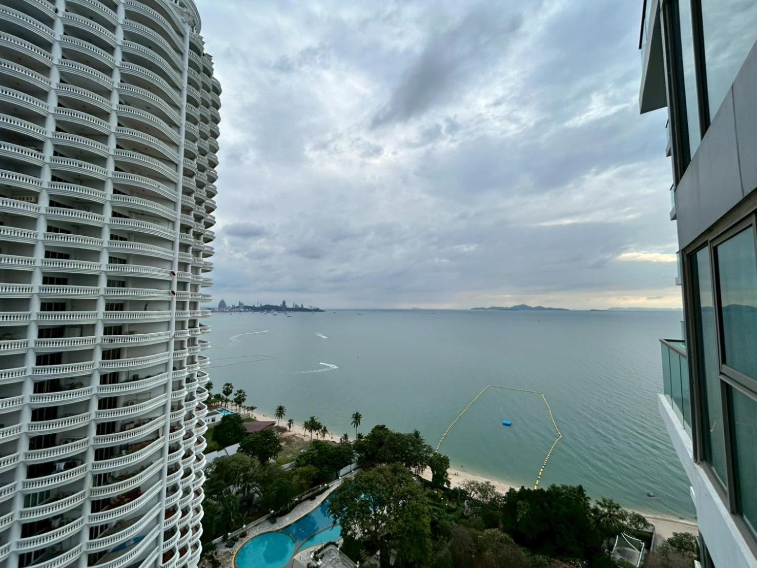 Wong Amat Tower 2104 *