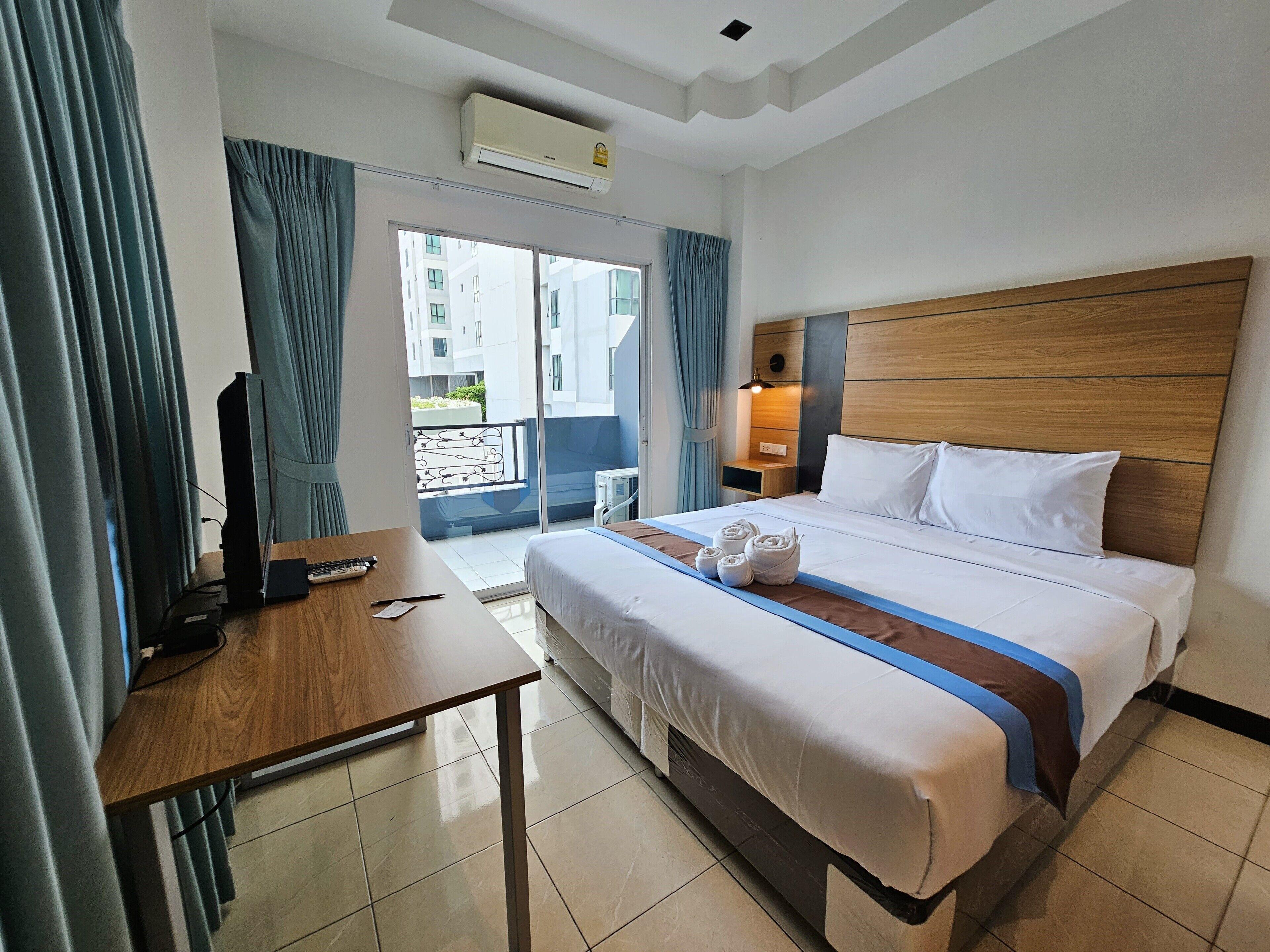 โรงแรม The Base 3*