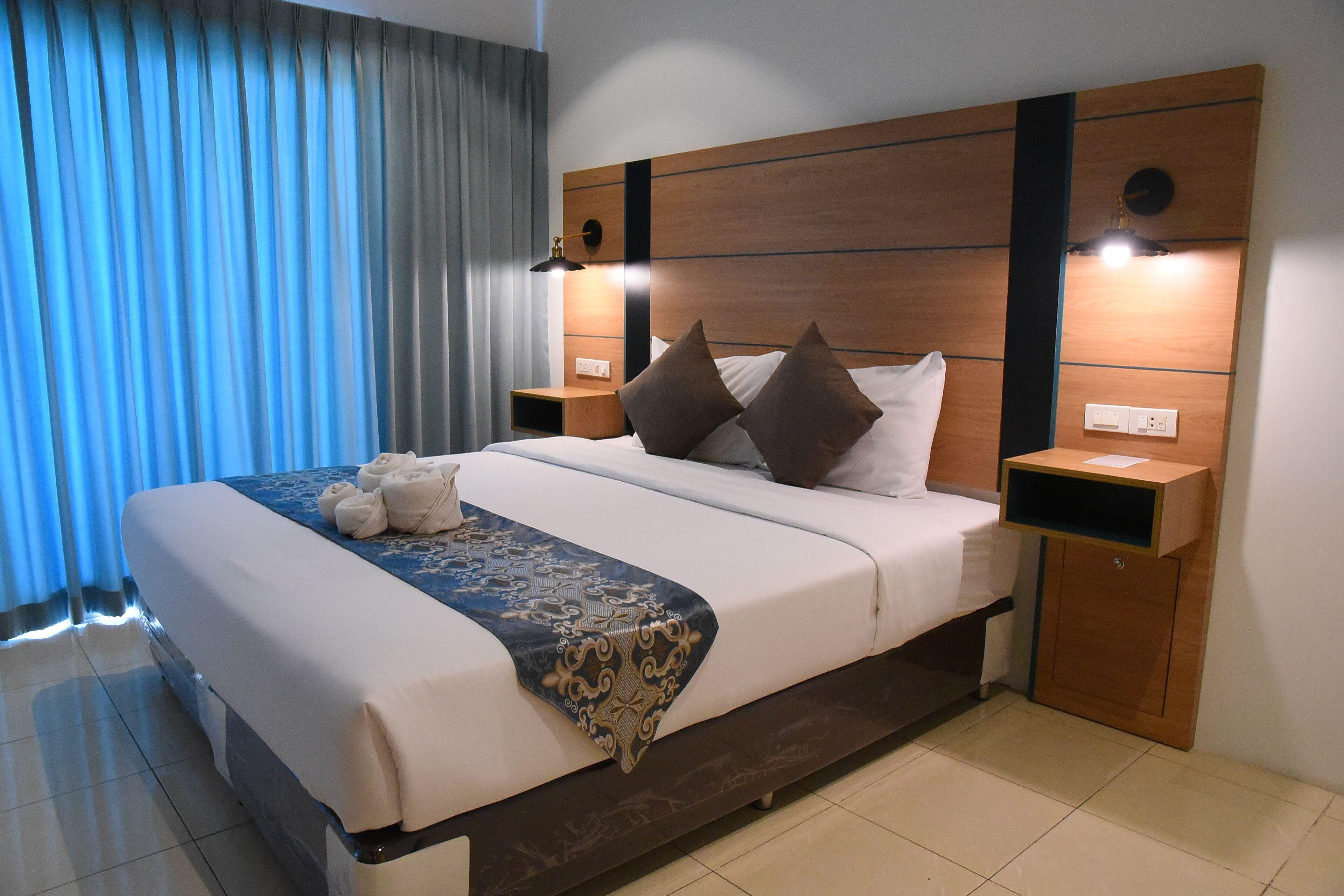 โรงแรม The Base