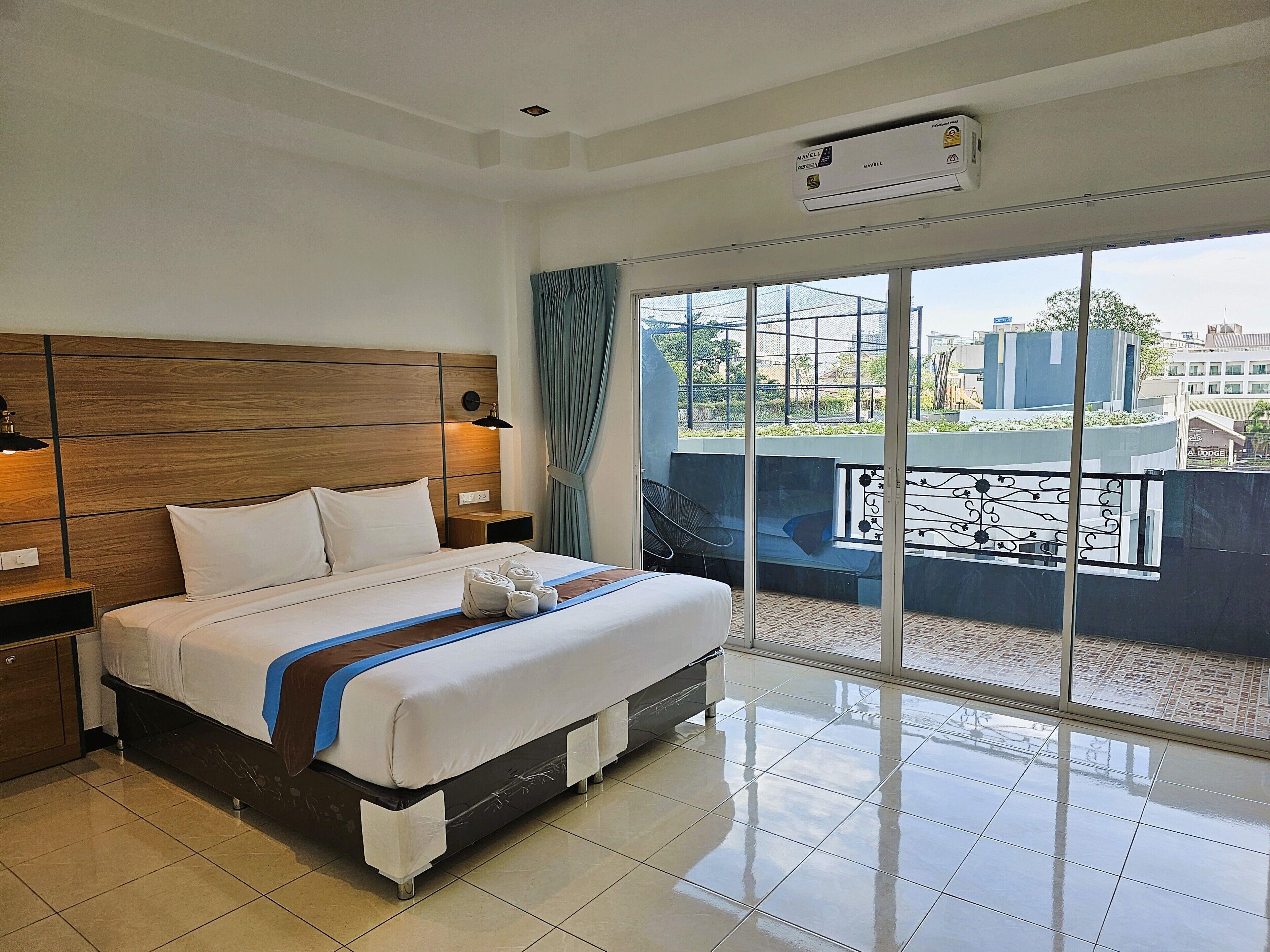 The Base โรงแรม