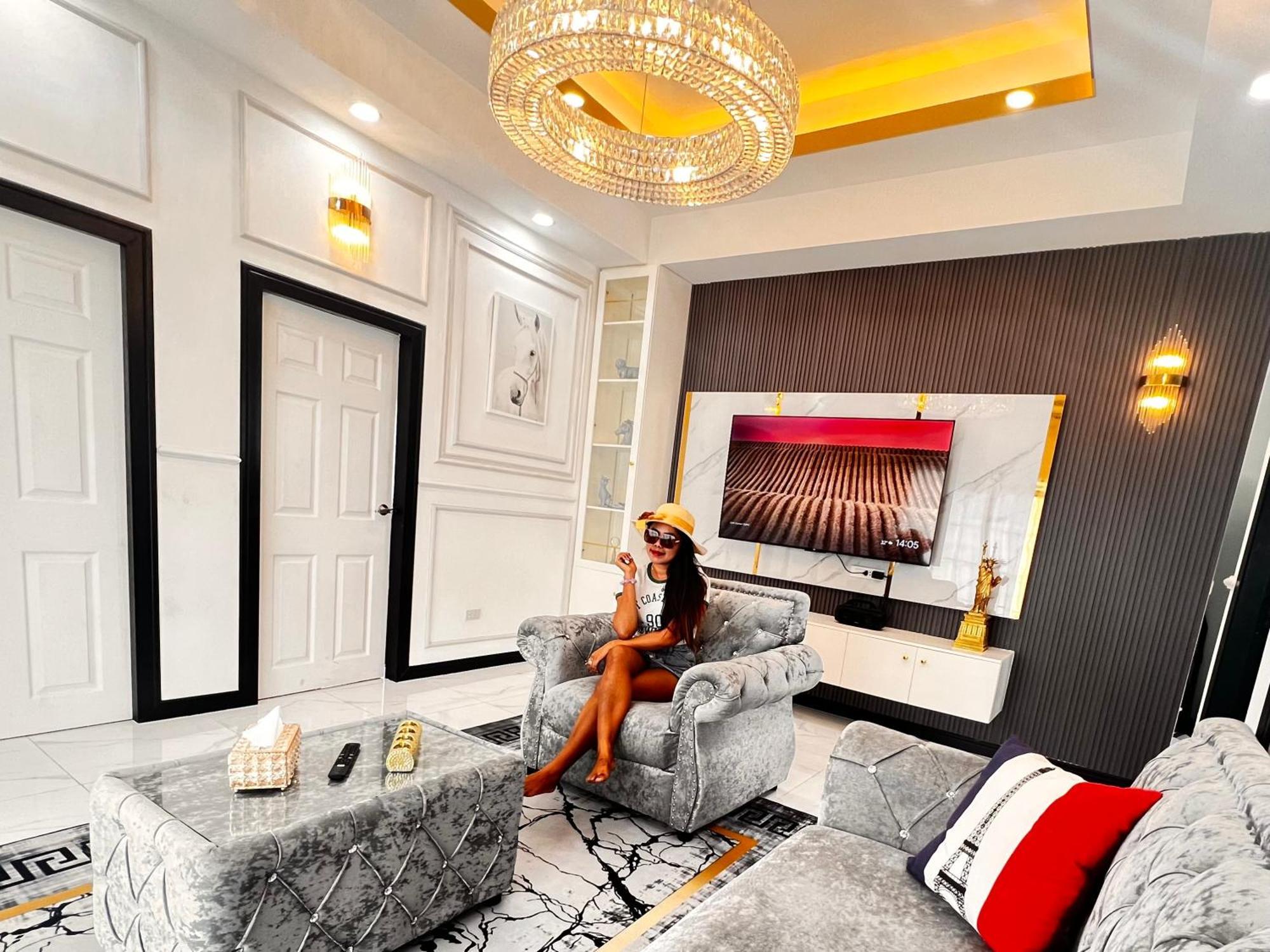 Luxury Near Center Villa *