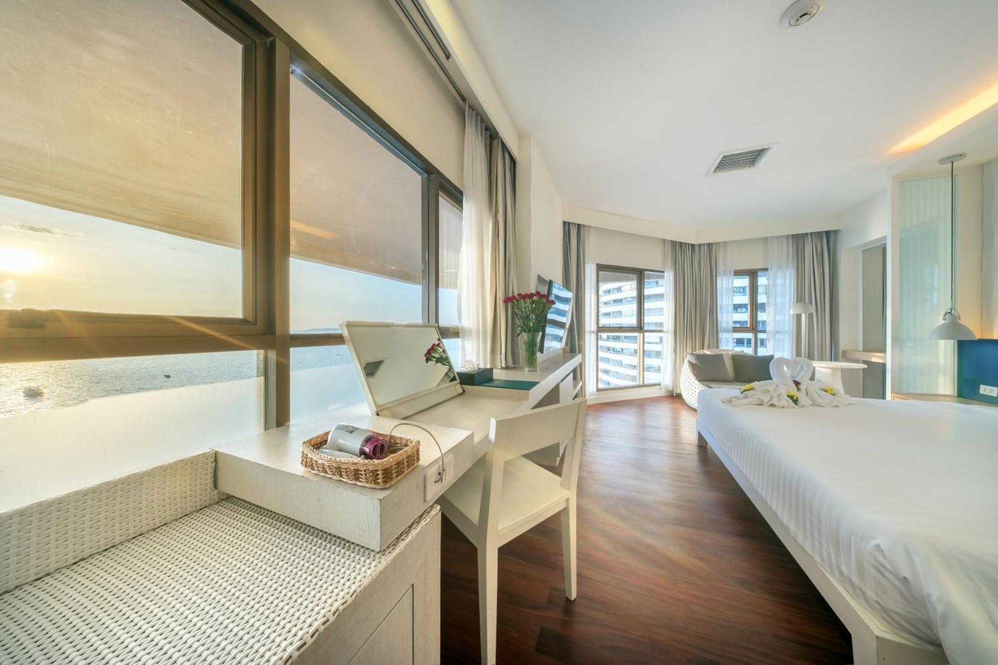 Jomtien Palm Beach Hotel & Resort - Family-Friendly Hotel