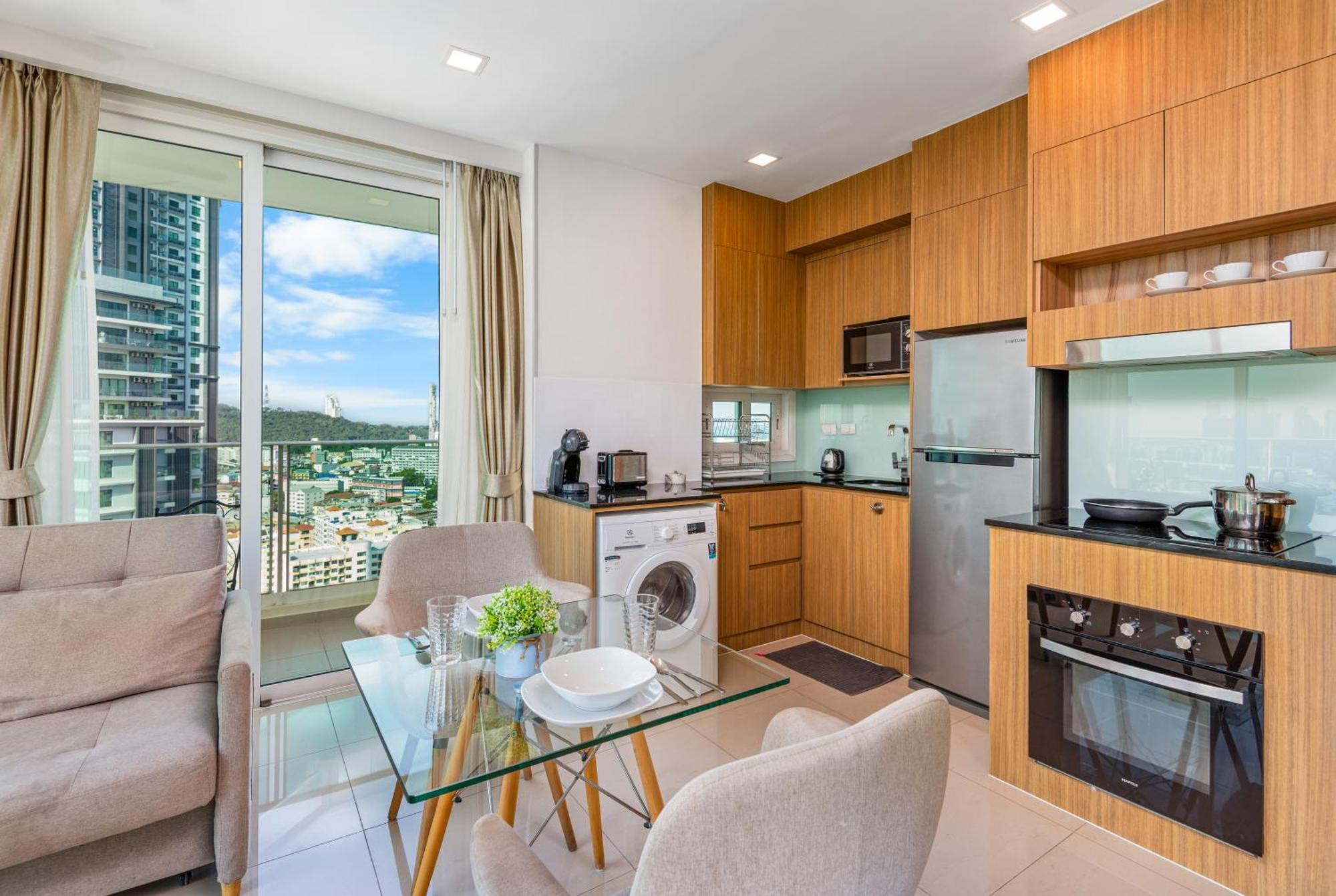 Rare Panoramic Sea, & Mountain Views - Xxl Balcony - 1gbps Blazing Fast Free Wifi - Pool - Gym - Pool Table - Steam - Sauna - Bar อพาร์ทเม้น Pattaya