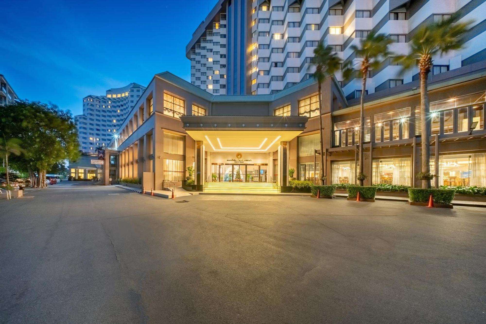 Jomtien Palm Beach Hotel & Resort - Family-Friendly 4* Pattaya