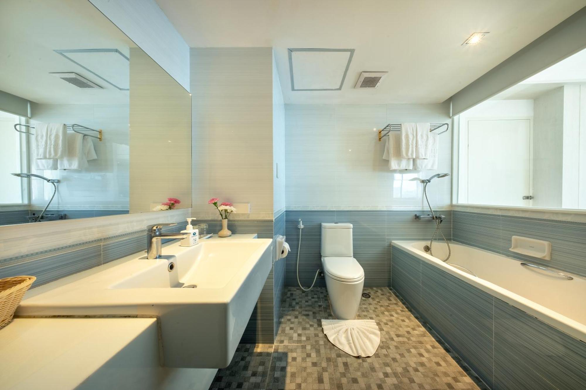 Jomtien Palm Beach Hotel & Resort - Family-Friendly Hotel 4*