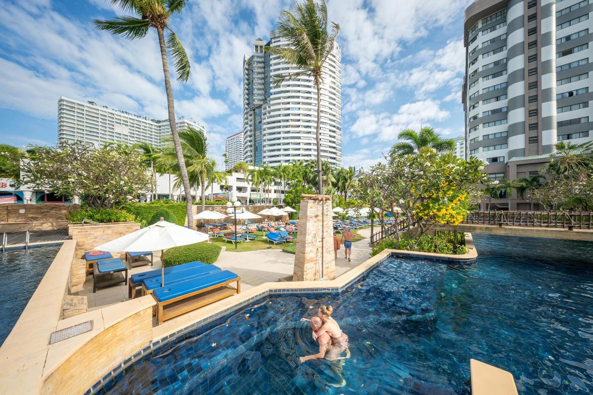 โรงแรม Jomtien Palm & - Family-friendly 5*