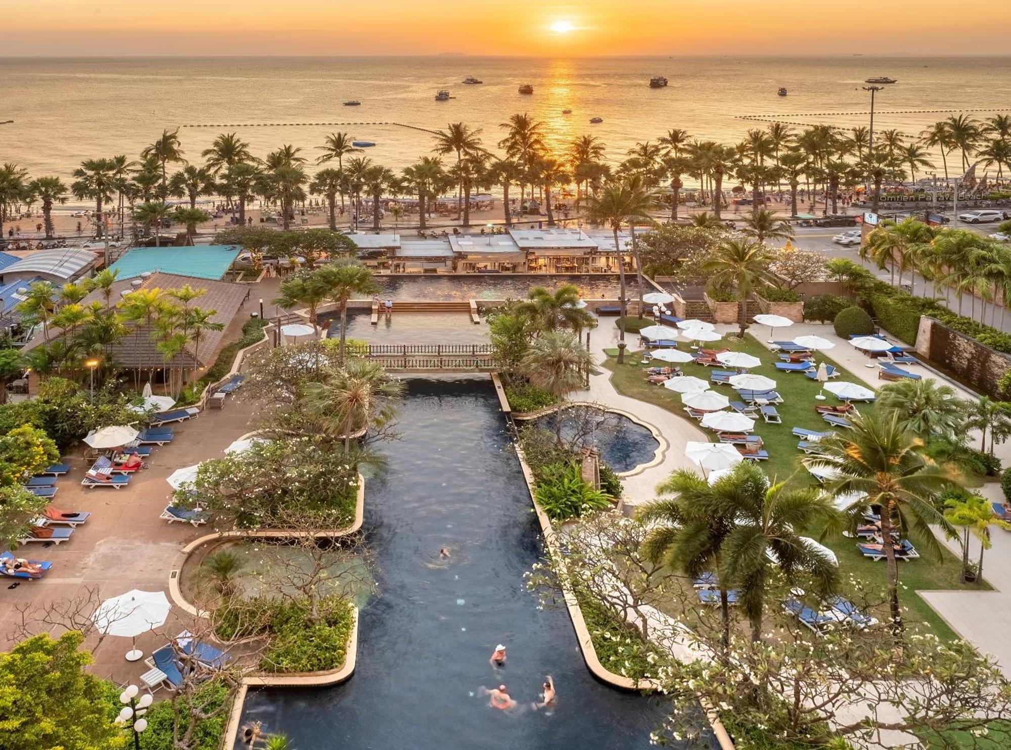 Jomtien Palm Beach Hotel & Resort - Family-Friendly 4*