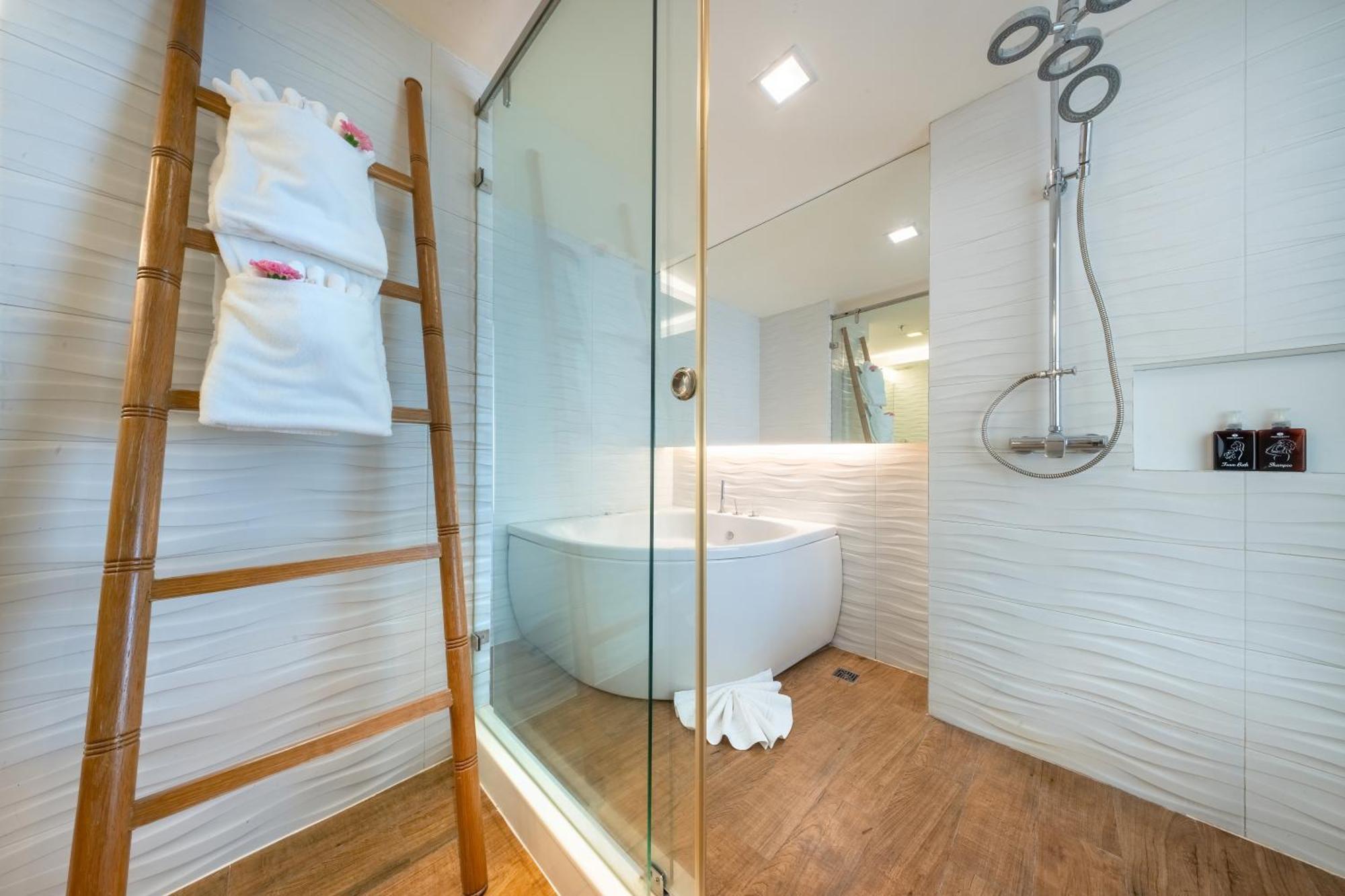 Jomtien Palm Beach Hotel & Resort - Family-Friendly Hotel 4*